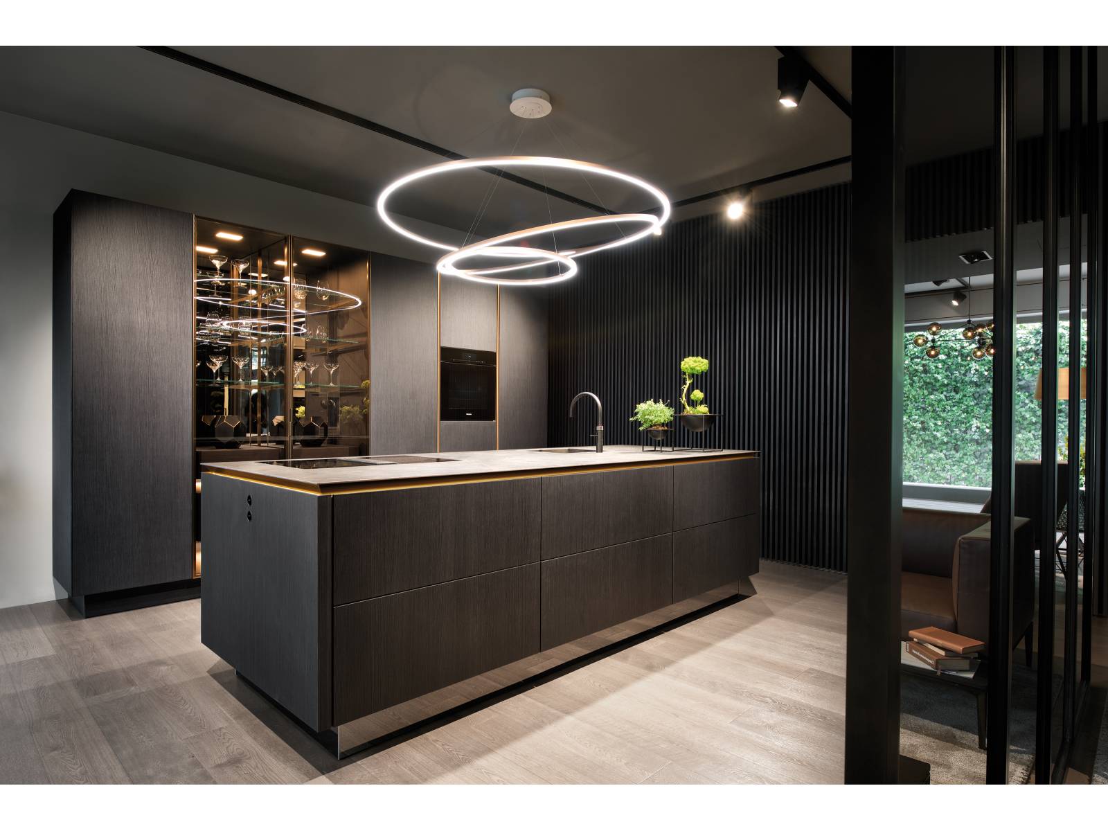 Die grifflose SieMatic bewährt sich bereits seit 1960. Nach so langer Zeit hat die ewig Schöne ein kleines Facelifting verdient. Sie zeigt sich neu reduzierter und filigraner als ihre Vorgängerin und wählt die sonst eher funktionale Griffmulde als zentrales Gestaltungelement. Dezent in die Schattenfuge ist eine individuell steuerbare Beleuchtung integriert, die an die Präsentation von Schmuck erinnert. Unterstrichen wird dieser Eindruck durch den Einsatz grosszügiger, getönter Glasflächen. SieMatic.