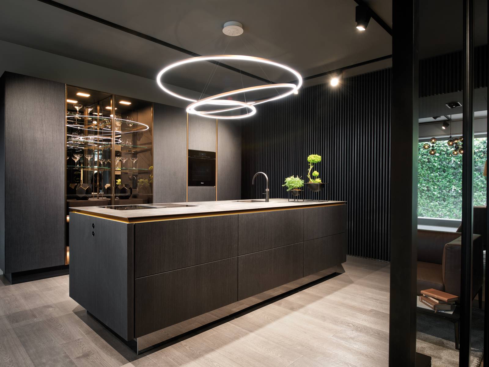 Die grifflose SieMatic bewährt sich bereits seit 1960. Nach so langer Zeit hat die ewig Schöne ein kleines Facelifting verdient. Sie zeigt sich neu reduzierter und filigraner als ihre Vorgängerin und wählt die sonst eher funktionale Griffmulde als zentrales Gestaltungelement. Dezent in die Schattenfuge ist eine individuell steuerbare Beleuchtung integriert, die an die Präsentation von Schmuck erinnert. Unterstrichen wird dieser Eindruck durch den Einsatz grosszügiger, getönter Glasflächen. SieMatic.