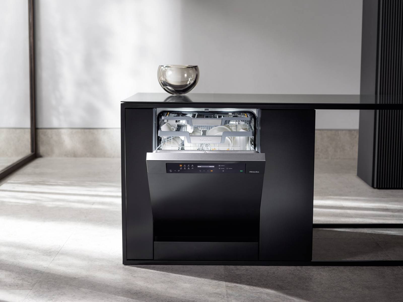 Das clevere Betriebssystem der neuen Spülmaschine «G7000» dosiert den Reiniger automatisch und verwendet ein eigens hierfür entwickeltes Pulvergranulat. Zudem lassen sich die neuen Geschirrspüler per App auf vielfältige Weise steuern und programmieren. Nur be- und entladen muss der Nutzer noch selbst. Miele.