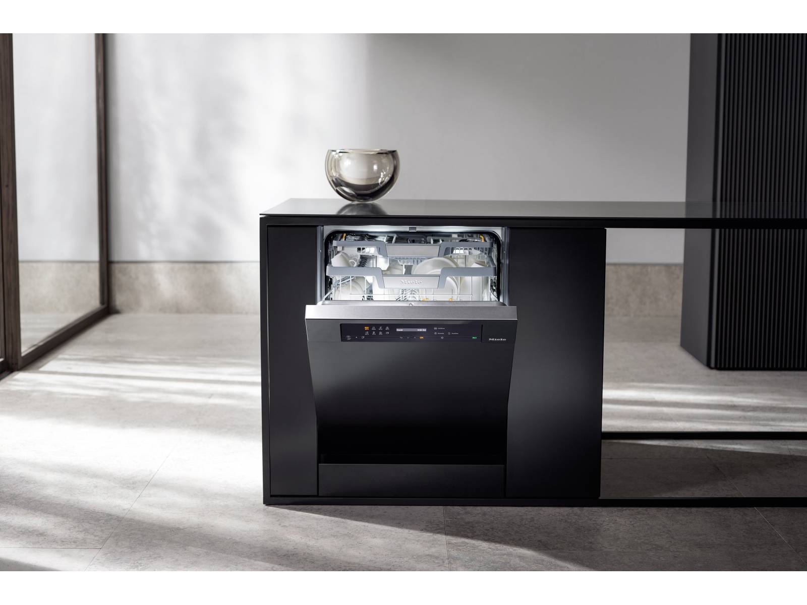 Das clevere Betriebssystem der neuen Spülmaschine «G7000» dosiert den Reiniger automatisch und verwendet ein eigens hierfür entwickeltes Pulvergranulat. Zudem lassen sich die neuen Geschirrspüler per App auf vielfältige Weise steuern und programmieren. Nur be- und entladen muss der Nutzer noch selbst. Miele.
