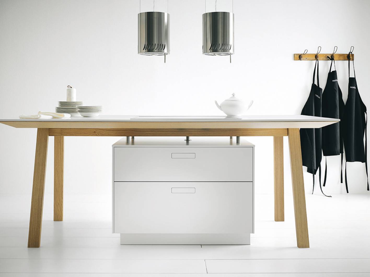 Der Kochtisch kombiniert zwei elementare Bestandteile der Küche, die Kücheninsel und den Esstisch. Die Idee dahinter: Gäste sollen nicht mehr einfach nur zum Essen kommen, sondern sich am gemeinsamen Kochprozess beteiligen. Die Premiummarke des fränkischen Küchenherstellers Schüller folgt dem bekannten Bauhaus-Stil und gestaltet ihre Objekte möglichst minimalistisch, funktional und zeitlos. Mit dem Kochtisch kommt das Unternehmen dem Ziel, Design-Klassiker der Neuzeit zu schaffen, ein ganzes Stück näher. Next125.