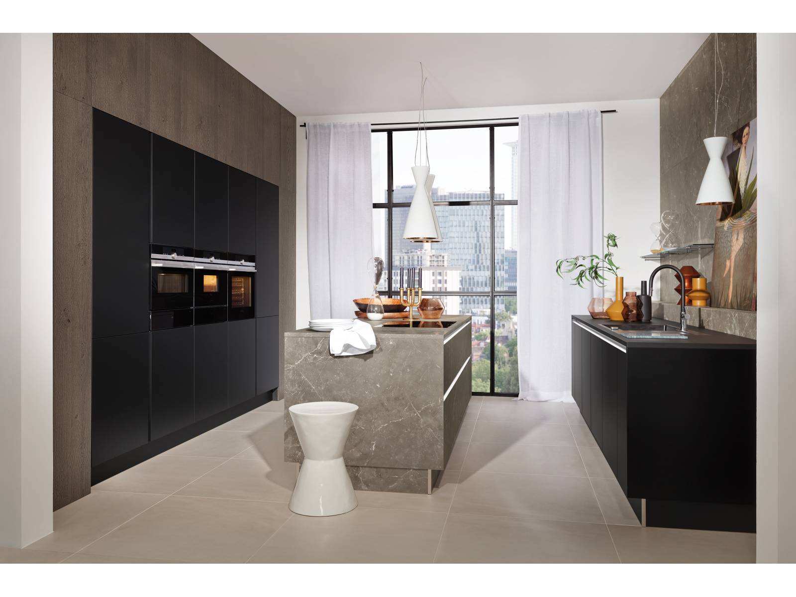 «Manhattan» greift das Trendthema Marmor auf und setzt es in der Küche um. Das graue Marmor-Dekor ist vielseitig und wirkt besonders edel, wenn man es mit schwarzen Fronten kombiniert. Passend dazu präsentiert der Küchenhersteller optional beleuchtete Regale mit schwarzen Glasböden sowie flächenbündig eingebaute Spülen und Kochfelder. Nolte.