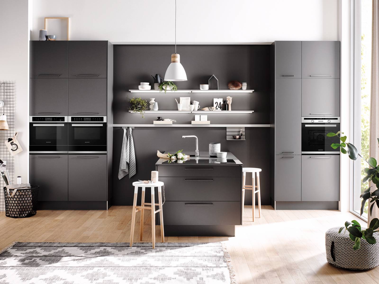 Schwarz ist das neue Edelstahl: In das dunkle  Küchenmodell «Uno Graphit» sind neben dem Backofen mit Kombi-Dampfgarer und -Mikrowelle zwei weitere Geräte in trendigem Schwarz-Glas integriert. Für die Präsentation gingen Elektronikhersteller Blaupunkt und Küchenhersteller Häcker eine Liaison ein. Für Liebhaber der klassischen Variante gibt es die Geräte auch im einheitlichen Edelstahl-Look. Häcker/Blaupunkt.