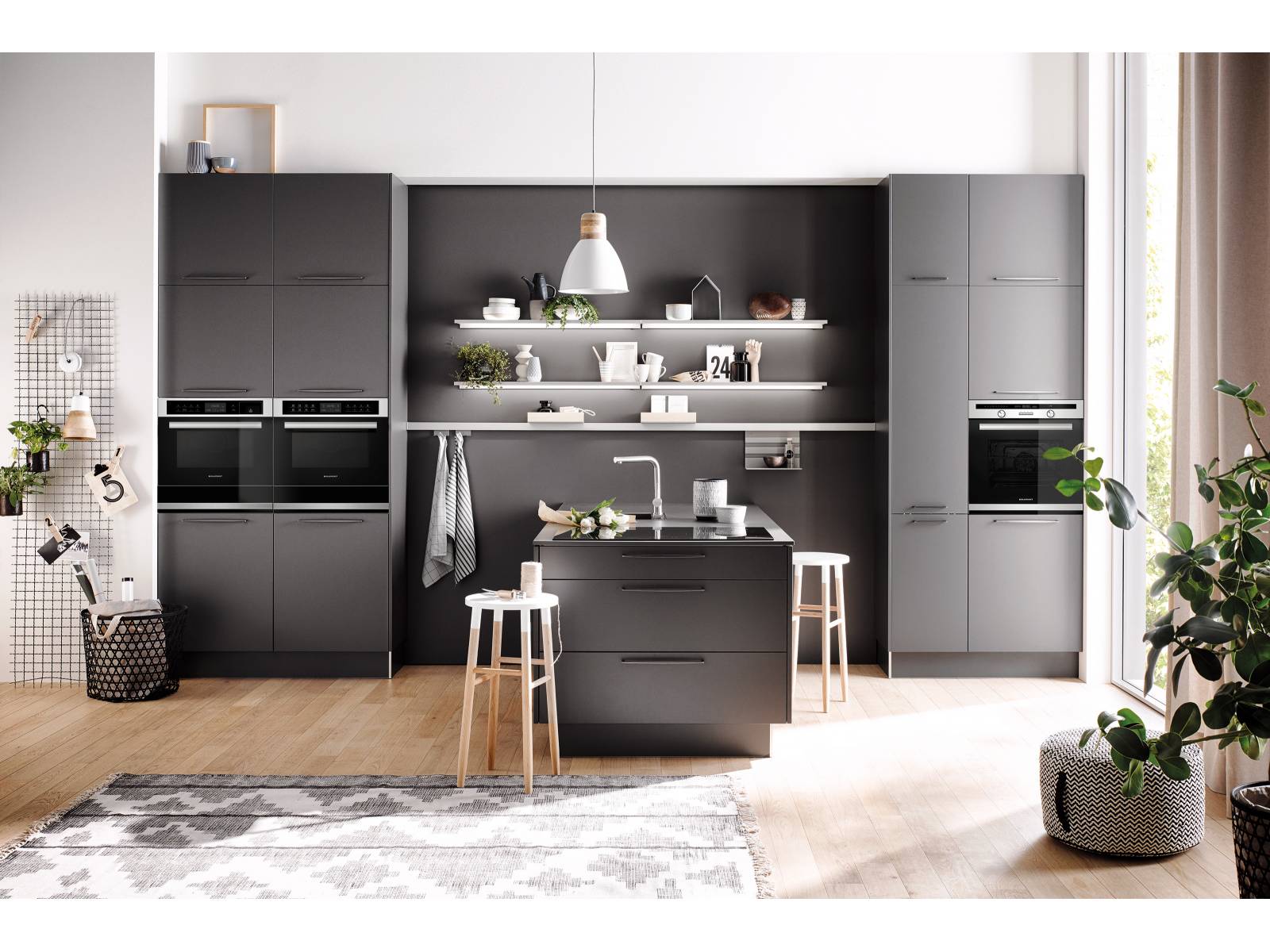 Schwarz ist das neue Edelstahl: In das dunkle  Küchenmodell «Uno Graphit» sind neben dem Backofen mit Kombi-Dampfgarer und -Mikrowelle zwei weitere Geräte in trendigem Schwarz-Glas integriert. Für die Präsentation gingen Elektronikhersteller Blaupunkt und Küchenhersteller Häcker eine Liaison ein. Für Liebhaber der klassischen Variante gibt es die Geräte auch im einheitlichen Edelstahl-Look. Häcker/Blaupunkt.