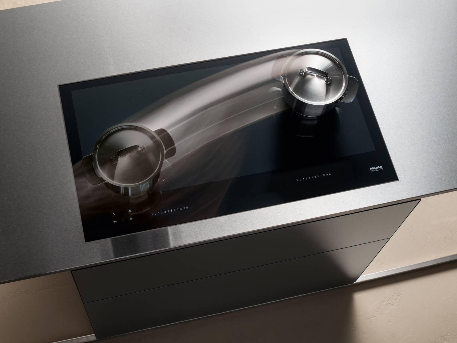 Der Küchengerätehersteller Miele überträgt den offenen Grundriss moderner Küchen aufs Kochen und präsentiert das Kochfeld «KM 7000» mit Vollflächeninduktion. Bis zu sechs Töpfe, Pfannen oder Bräter lassen sich beliebig darauf platzieren und bewegen. Wird ein Topf oder eine Pfanne aufgestellt, bietet das Kochfeld automatisch eine Zahlenreihe für die Leistungseinstellung an. Miele.