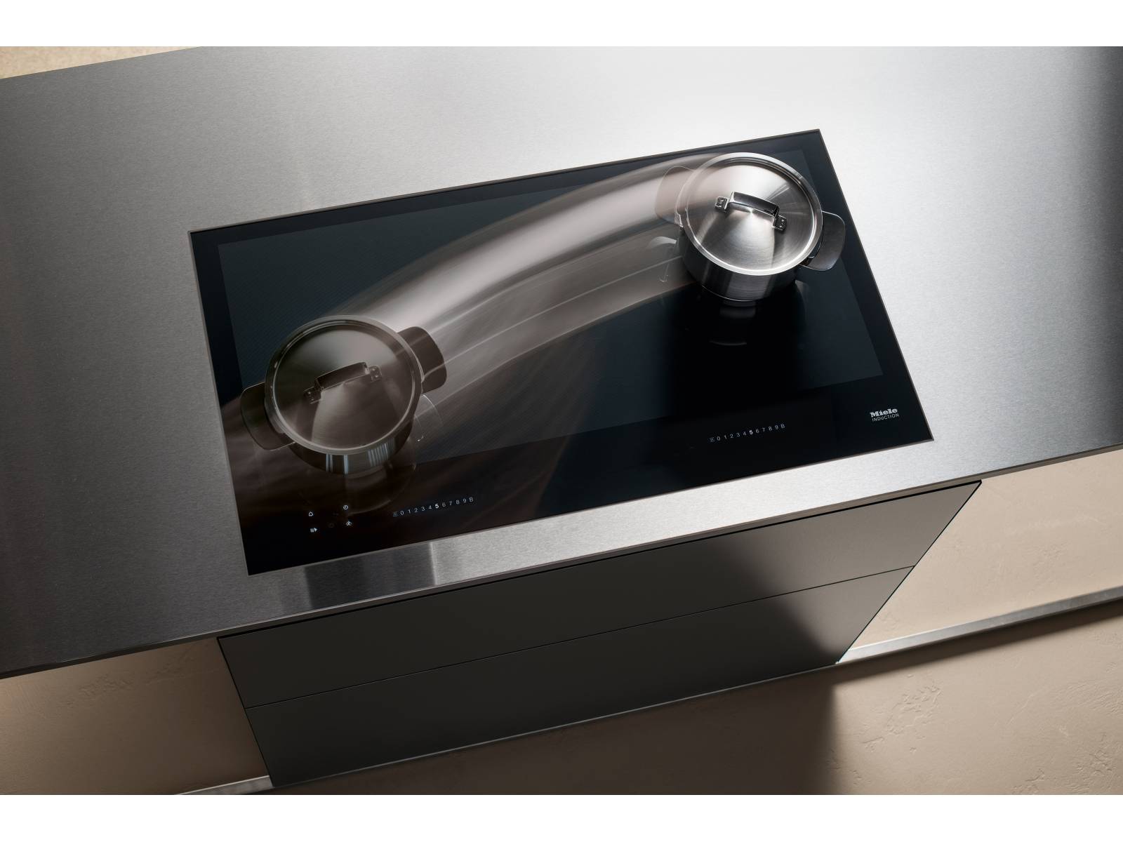 Der Küchengerätehersteller Miele überträgt den offenen Grundriss moderner Küchen aufs Kochen und präsentiert das Kochfeld «KM 7000» mit Vollflächeninduktion. Bis zu sechs Töpfe, Pfannen oder Bräter lassen sich beliebig darauf platzieren und bewegen. Wird ein Topf oder eine Pfanne aufgestellt, bietet das Kochfeld automatisch eine Zahlenreihe für die Leistungseinstellung an. Miele.