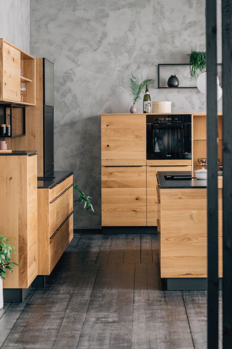 Raus aus dem Grossstadtdschungel, rauf auf den Berg, so lautet das Motto der Möbellinie Walden, die ihre Nische in der Synthese von Trendsicherheit und Naturverbundenheit sieht. Die junge Marke aus Österreich will die Sehnsucht nach Natur und Authentizität erfüllen. Damit sich die Besitzer der Möbel ohne Bedenken über ihre Einrichtung freuen können, kommt bei Walden alles aus einer Hand: vom Baum bis zum fertigen Naturholzmöbel. Walden.