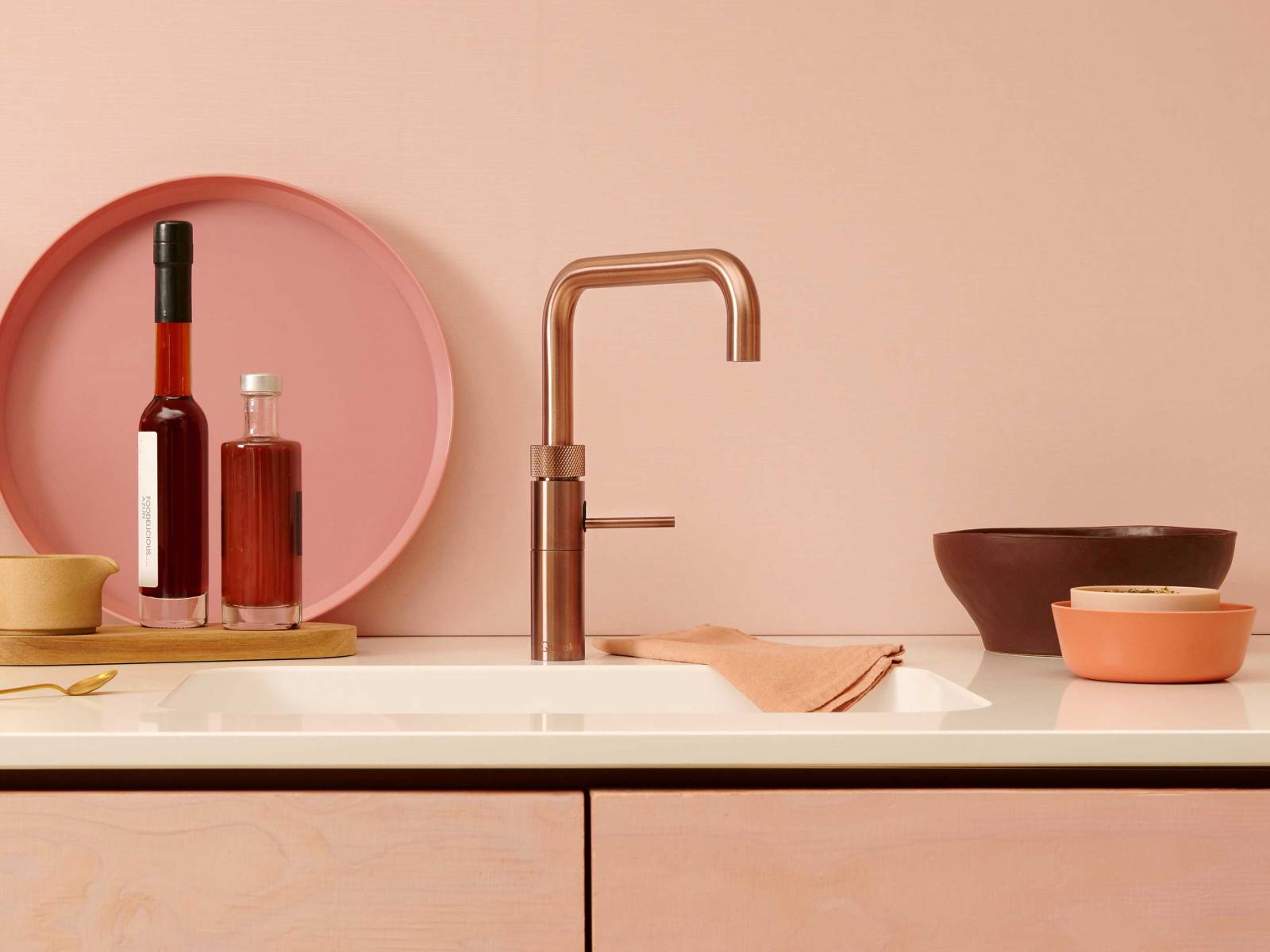 Gleich in zwei neuen Oberflächenvarianten sind die Wasserhähne «Quooker Fusion» und «Quooker Flex» erhältlich: Gunmetal und Kupfer Rosé. Letzterer (im Bild) ist ein eleganter Farbton, der Kupfer nachempfunden ist und mit einem dezenten rosa Unterton kombiniert wurde. QUOOKER.