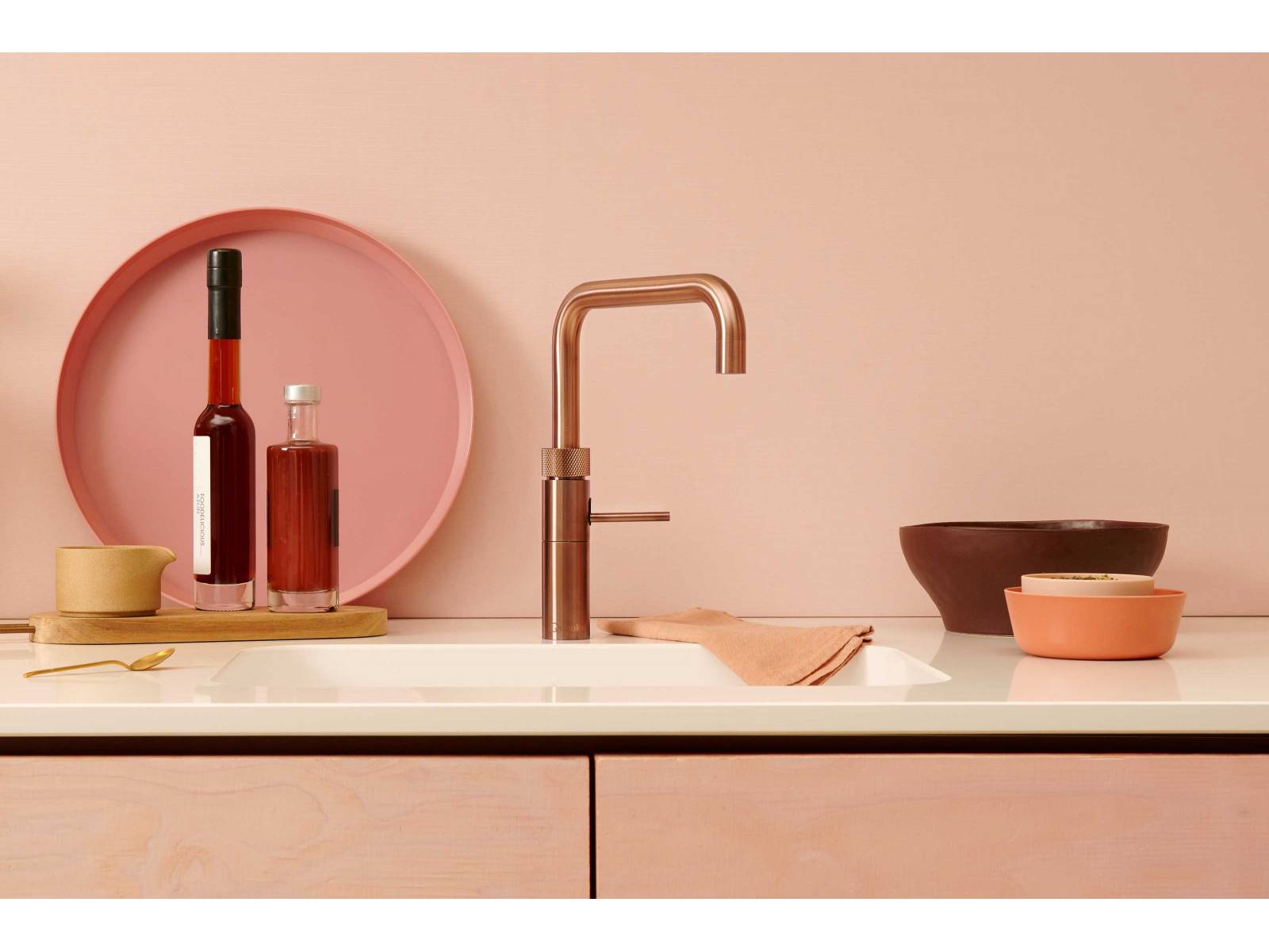 Gleich in zwei neuen Oberflächenvarianten sind die Wasserhähne «Quooker Fusion» und «Quooker Flex» erhältlich: Gunmetal und Kupfer Rosé. Letzterer (im Bild) ist ein eleganter Farbton, der Kupfer nachempfunden ist und mit einem dezenten rosa Unterton kombiniert wurde. QUOOKER.