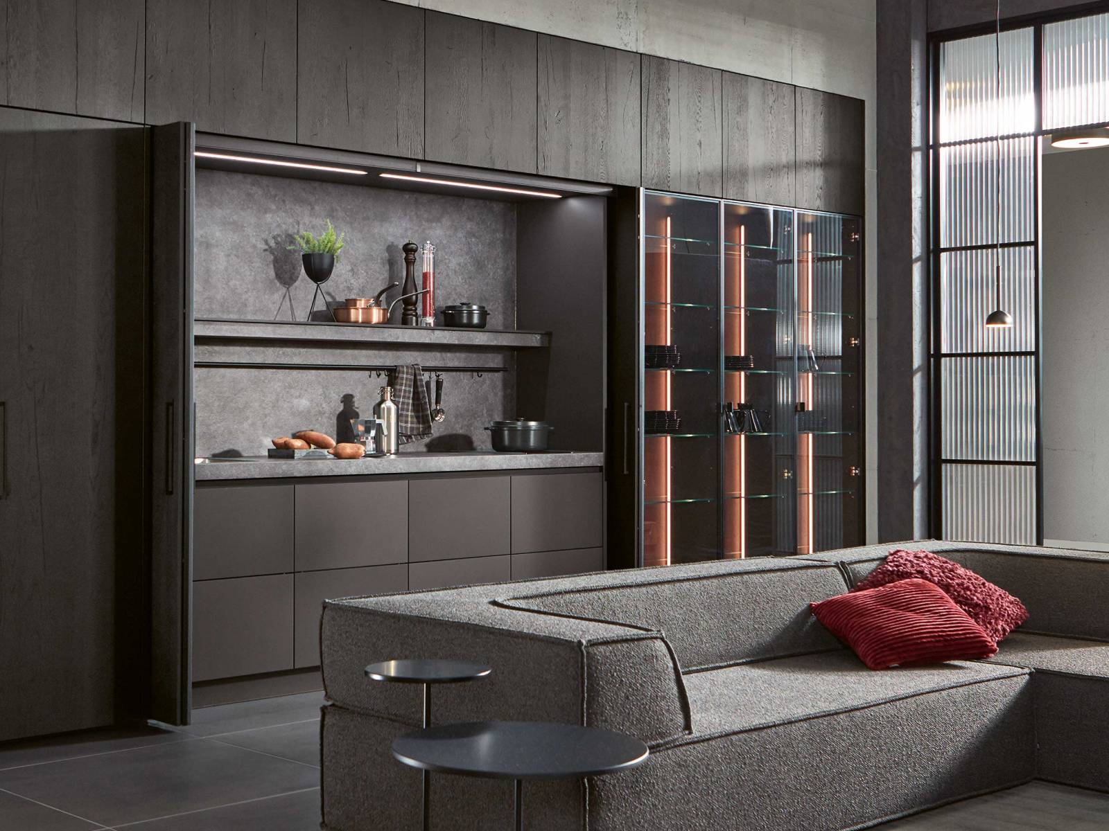 Grifflos und geradlinig – so lässt sich die Küche «Y-line» beschreiben. Sie ist variantenreich und eignet sich sowohl für grosszügige Wohnflächen als auch für Räume, in denen kompakte Lösungen gefragt sind. Zum Beispiel hier, wo sie geschickt in eine Schrankwand mit zwei doppelflügeligen Faltschiebetüren integriert wurde. HANS EISENRING.