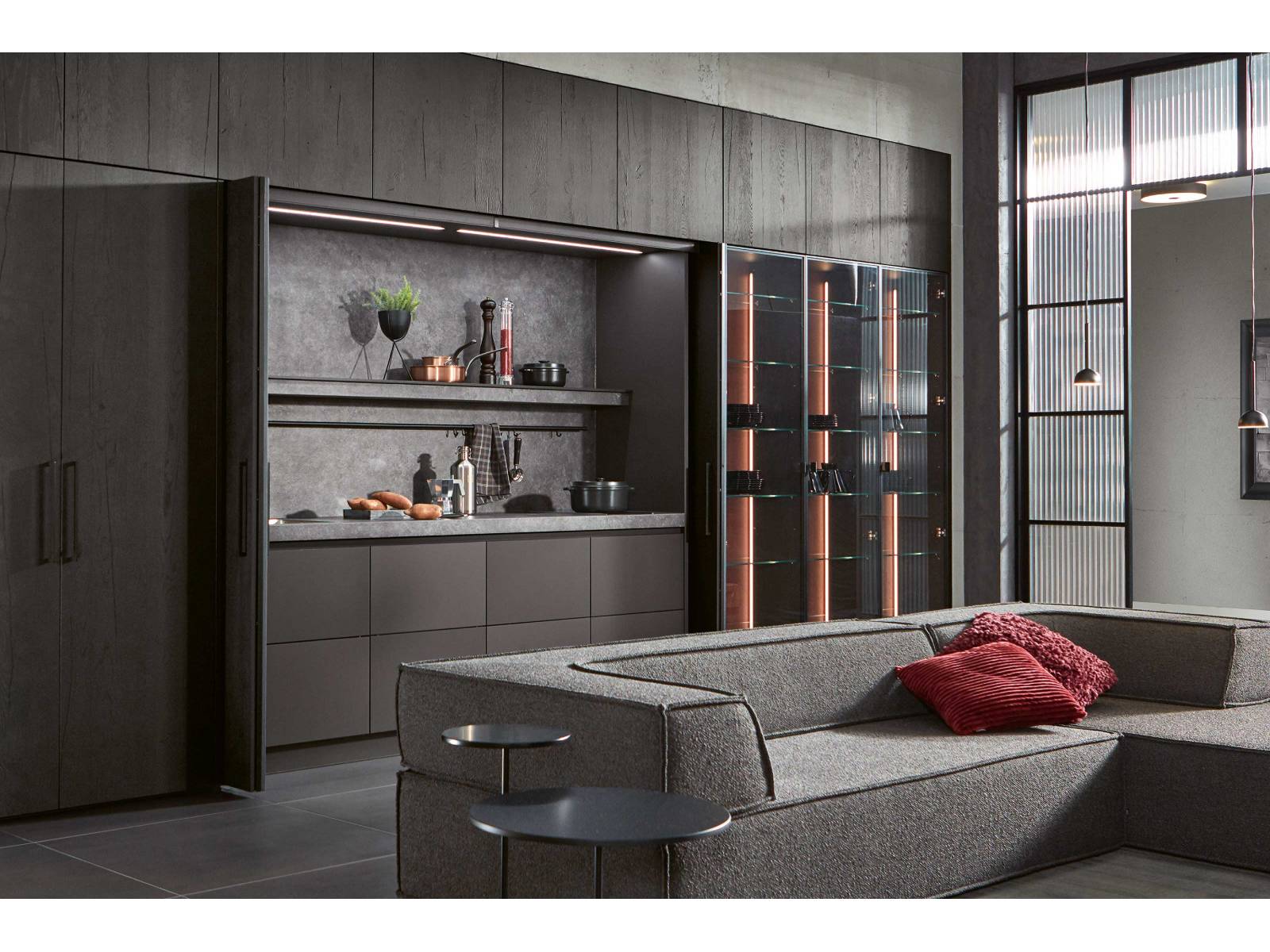 Grifflos und geradlinig – so lässt sich die Küche «Y-line» beschreiben. Sie ist variantenreich und eignet sich sowohl für grosszügige Wohnflächen als auch für Räume, in denen kompakte Lösungen gefragt sind. Zum Beispiel hier, wo sie geschickt in eine Schrankwand mit zwei doppelflügeligen Faltschiebetüren integriert wurde. HANS EISENRING.