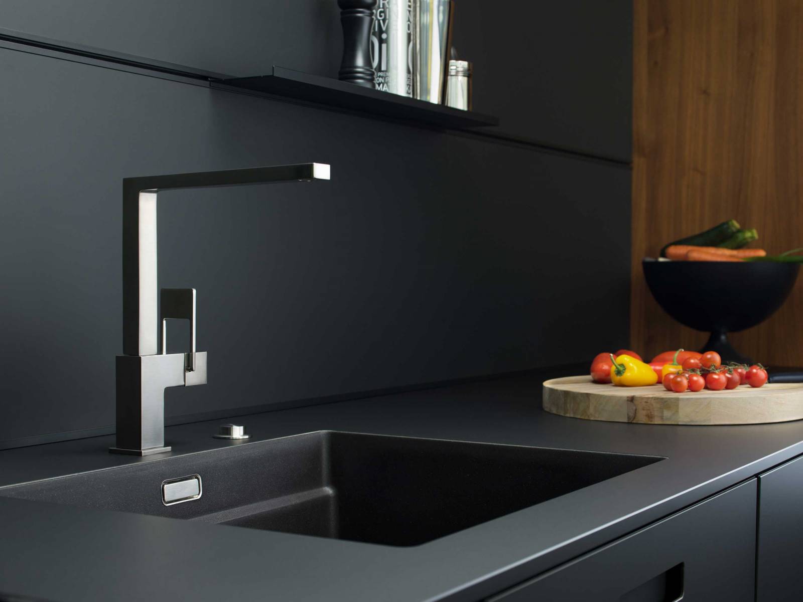 Klare Ansage: Die neue Spültischarmatur «Quadriga» setzt mit ihrer markanten, eckigen Form ein Statement in der modernen Küche. Ziel des ­Designers Andreas Dimitriadis war es, einen besonders schlanken und prägnant kantigen Armaturenkörper zu entwickeln, der gleichzeitig alle technischen Anforderungen erfüllt. So ist sie mit der Funktion «Eco+» ausgestattet, die für einen umweltbewussten Umgang mit Warmwasser und Energie sorgt. LAUFEN.