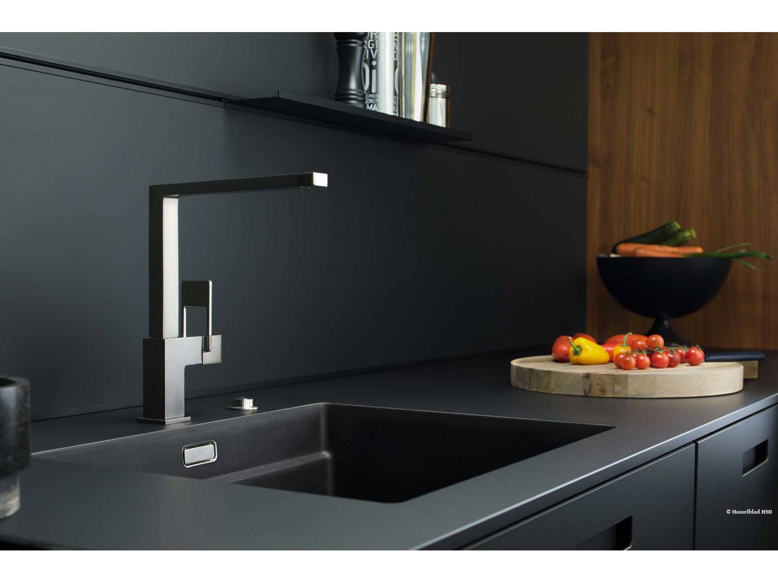 Klare Ansage: Die neue Spültischarmatur «Quadriga» setzt mit ihrer markanten, eckigen Form ein Statement in der modernen Küche. Ziel des ­Designers Andreas Dimitriadis war es, einen besonders schlanken und prägnant kantigen Armaturenkörper zu entwickeln, der gleichzeitig alle technischen Anforderungen erfüllt. So ist sie mit der Funktion «Eco+» ausgestattet, die für einen umweltbewussten Umgang mit Warmwasser und Energie sorgt. LAUFEN.