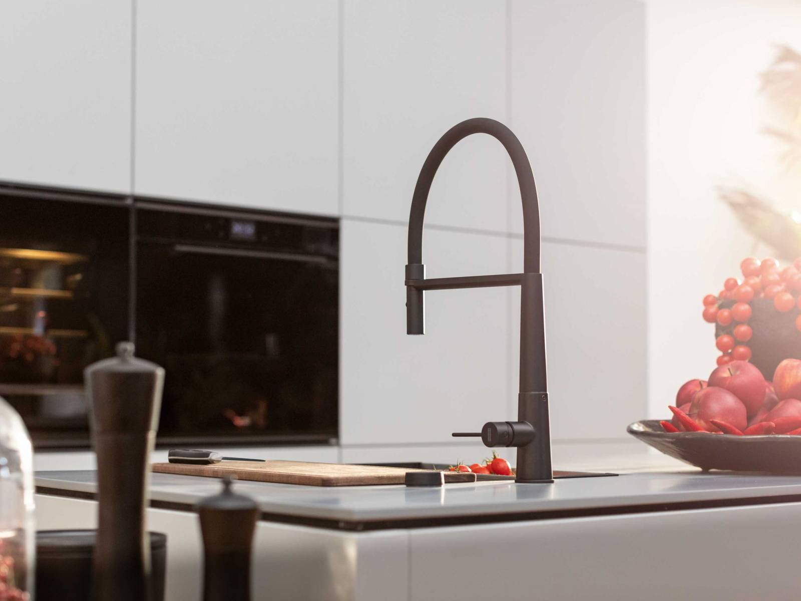 Die Armatur «Icon Semi-Pro» ist das jüngste Modell der bereits 2021 eingeführten Armaturenserie und überzeugt funktional wie ästhetisch. Die hoch angebrachte, abnehmbare Brause mit zwei Strahlarten bietet maximale Flexibilität. Gleichzeitig ist die Armatur bis ins Kleinste ­durchgestaltet und steht sinnbildlich für die Verbindung von Form und Funktion. FRANKE.