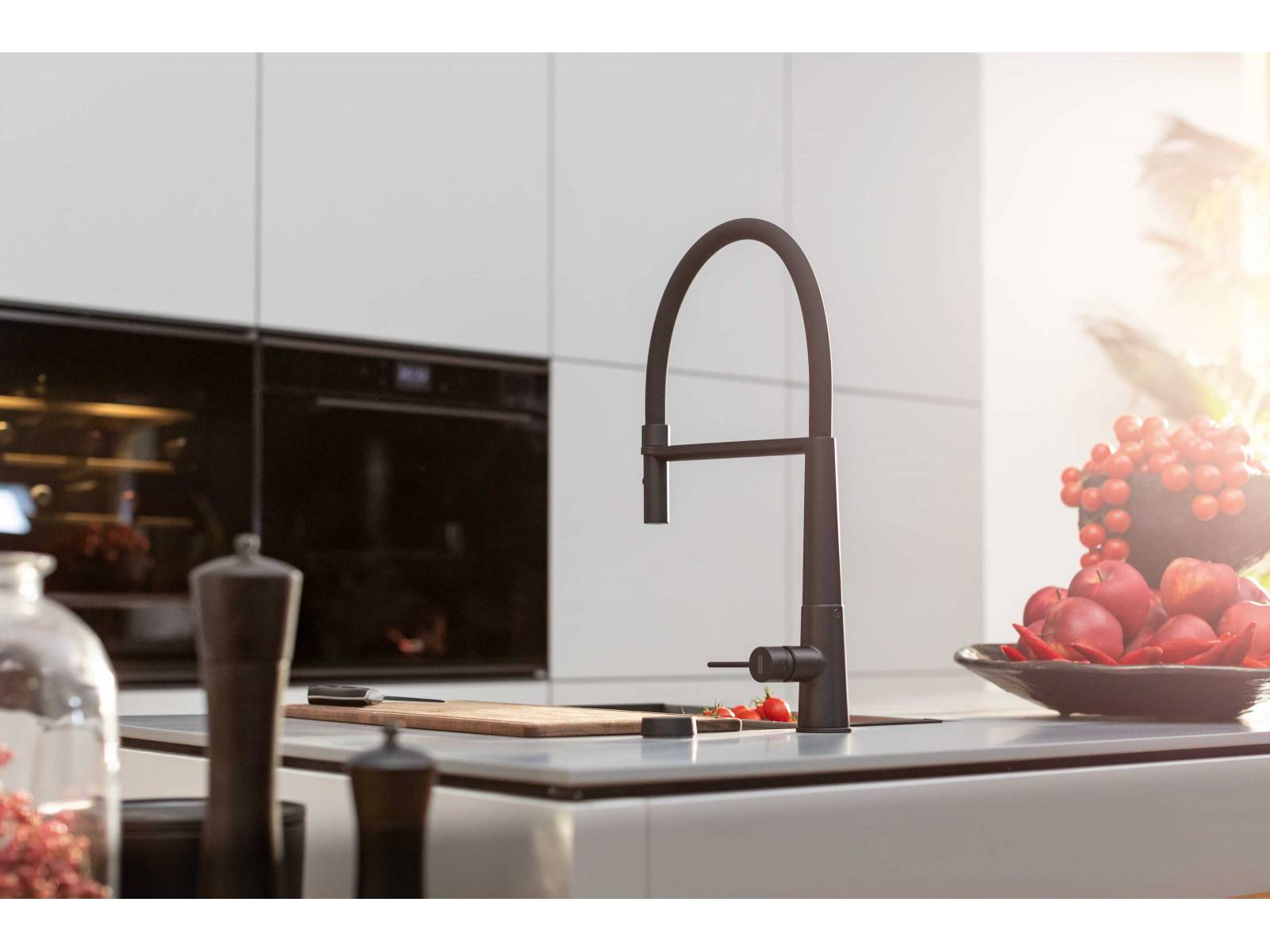 Die Armatur «Icon Semi-Pro» ist das jüngste Modell der bereits 2021 eingeführten Armaturenserie und überzeugt funktional wie ästhetisch. Die hoch angebrachte, abnehmbare Brause mit zwei Strahlarten bietet maximale Flexibilität. Gleichzeitig ist die Armatur bis ins Kleinste ­durchgestaltet und steht sinnbildlich für die Verbindung von Form und Funktion. FRANKE.