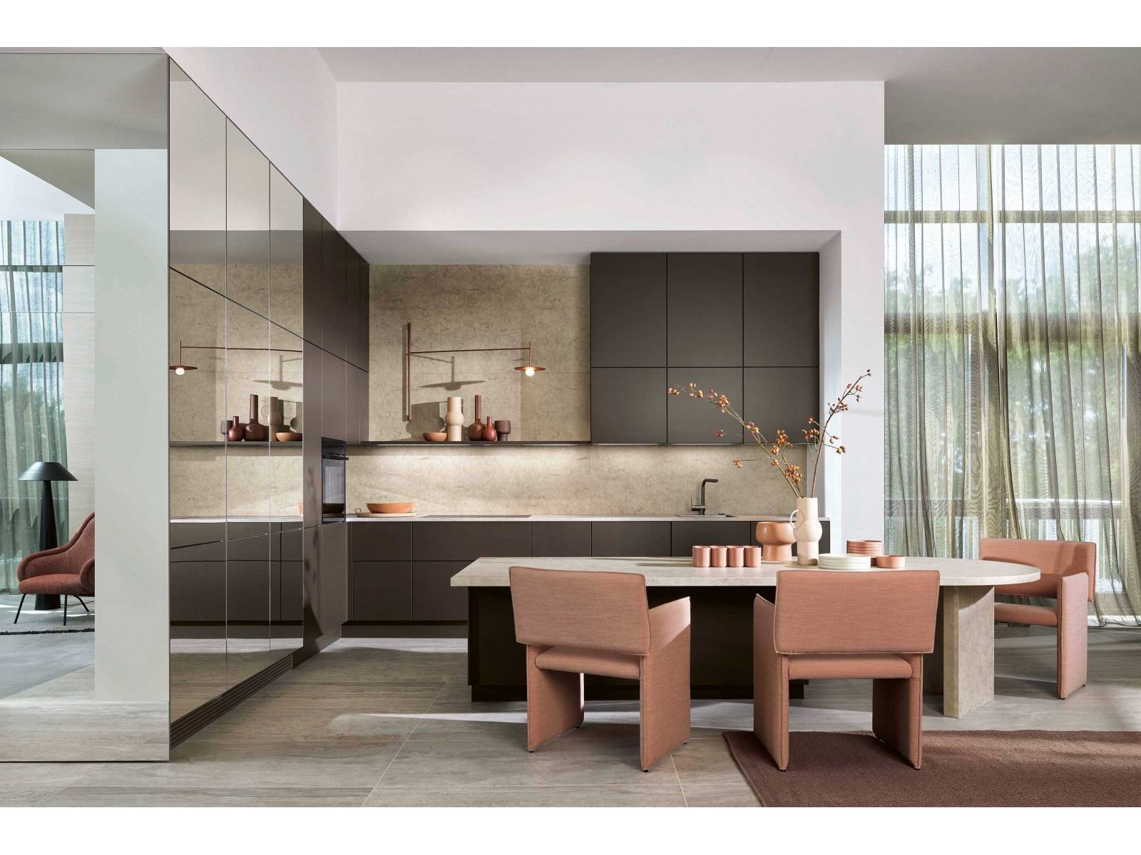 Zwei neue Farben erweitern das Mattlack­konzept der Lackfronten: Caramel und Sepia­braun, letztere hier in ­Kombi­nation mit der Küche «NeoMirror». Inzwischen umfasst die Auswahl an Lackfronten 20 matte Töne, die in einer warmen und einer kalten Farbreihe zur Ver­fügung stehen. NOLTE KÜCHEN.