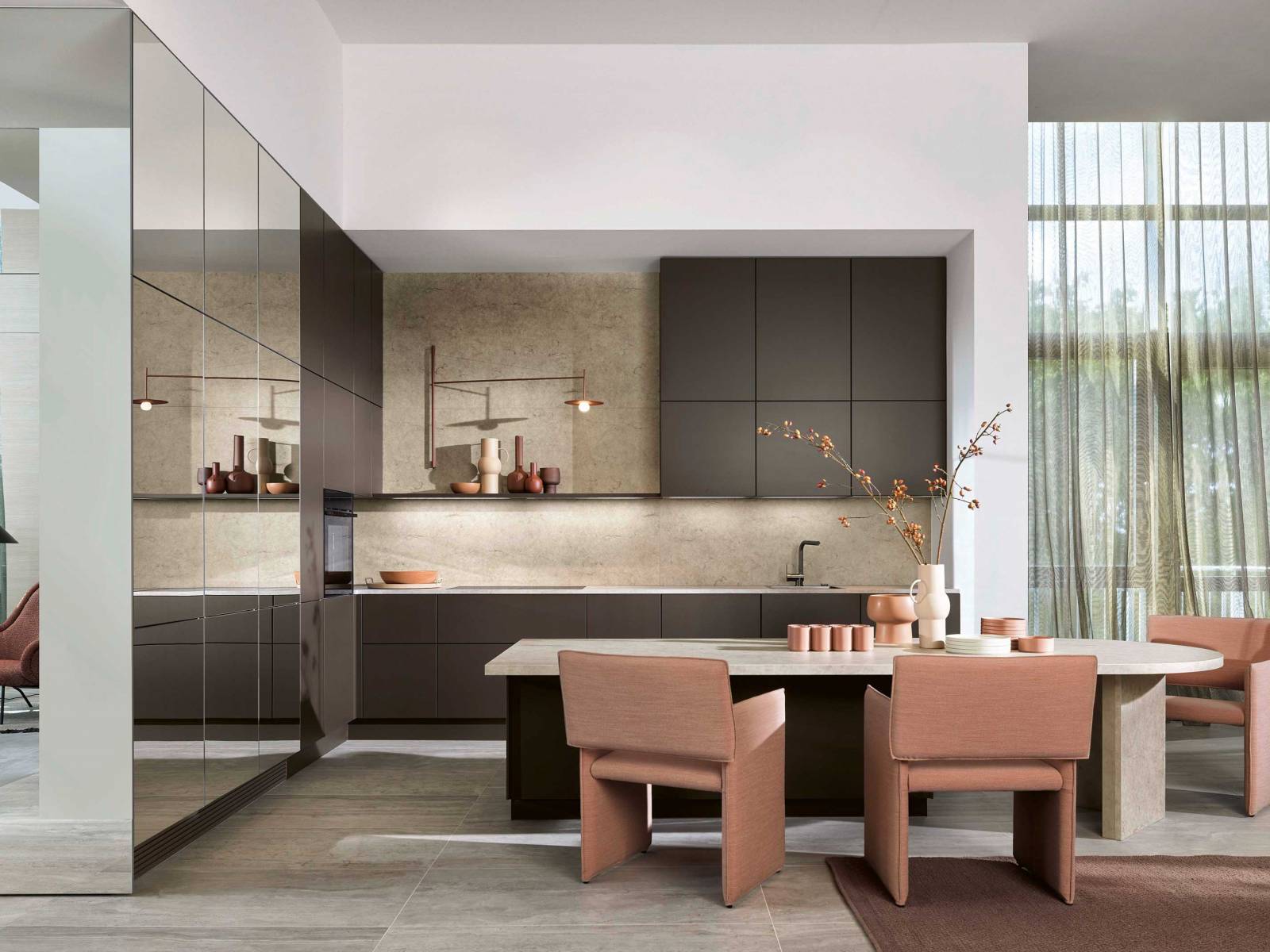 Zwei neue Farben erweitern das Mattlack­konzept der Lackfronten: Caramel und Sepia­braun, letztere hier in ­Kombi­nation mit der Küche «NeoMirror». Inzwischen umfasst die Auswahl an Lackfronten 20 matte Töne, die in einer warmen und einer kalten Farbreihe zur Ver­fügung stehen. NOLTE KÜCHEN.