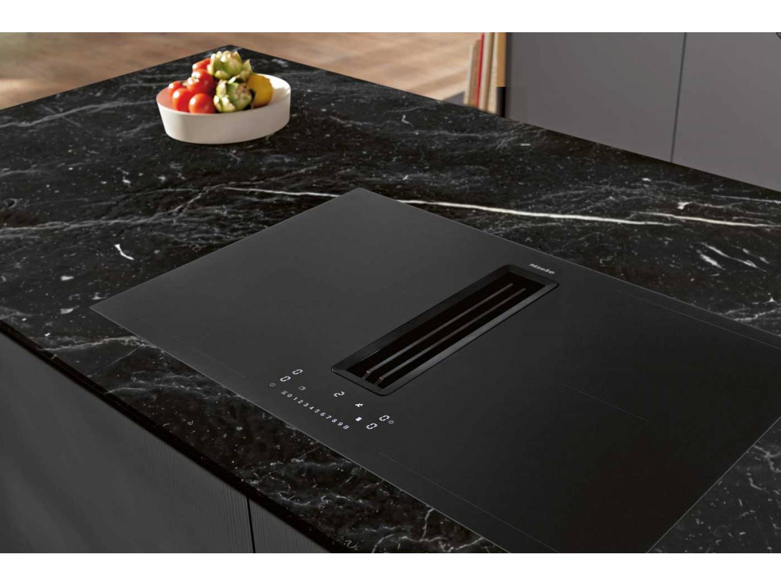 Schwarz ist das neue Weiss und aus dem Küchendesign nicht mehr wegzudenken. Nun gibt es eine neue Einbau­geräteserie in elegantem Mattschwarz, die auch das Induktionskochfeld «TwoInOne» mit dem integrierten Dunstabzug umfasst. MIELE.