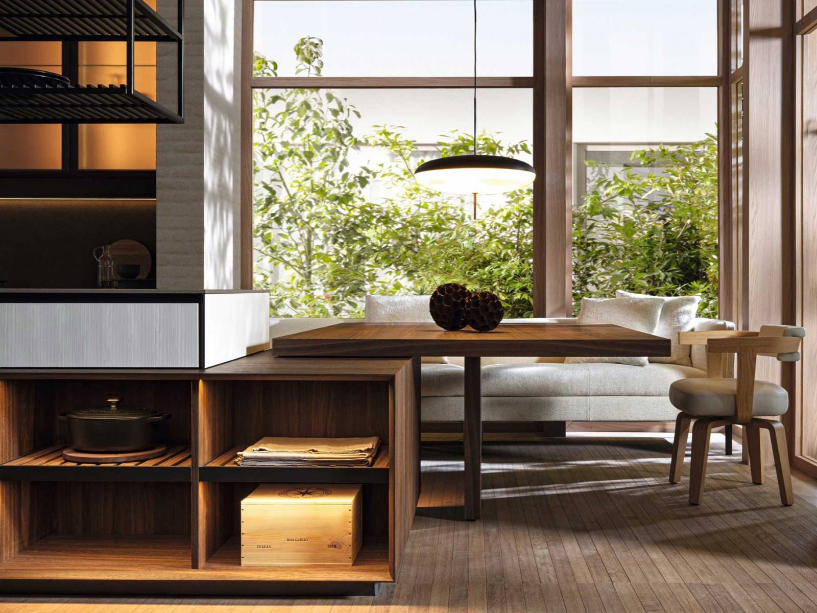 «Kitchen Box» heissen die Elemente, die der Designer Vincent Van Duysen entworfen hat, um zusätzlichen Stauraum in der Küche zu schaffen. Sie sind aus Holz gefertigt, die Einlegeböden gibt es aus Glas, Keramik, Lamellen oder Holz. Die Elemente der «Kitchen Box» können in verschiedene Küchenlinien des Unternehmens integriert werden. MOLTENI.