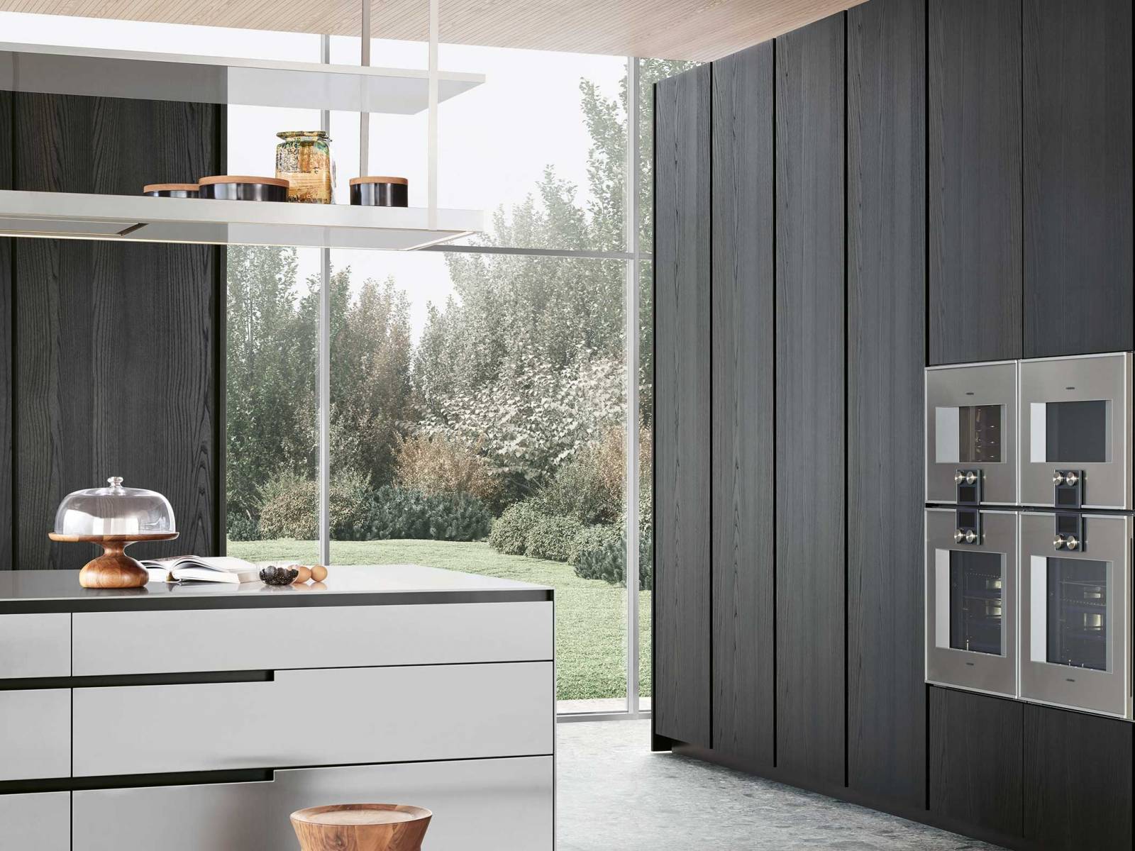 Flexibel und zeitlos beschreiben die Küche «Phoenix», die zum ersten Mal im Jahre 2014 präsentiert wurde und seitdem immer den aktuellen Trends angepasst wurde. Ihr Hauptmerkmal liegt dabei auf den grifflosen Fronten, wodurch die Küche eine grosse Ruhe ausstrahlt. POLIFORM.