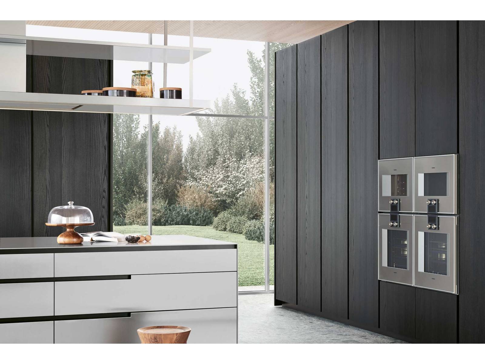 Flexibel und zeitlos beschreiben die Küche «Phoenix», die zum ersten Mal im Jahre 2014 präsentiert wurde und seitdem immer den aktuellen Trends angepasst wurde. Ihr Hauptmerkmal liegt dabei auf den grifflosen Fronten, wodurch die Küche eine grosse Ruhe ausstrahlt. POLIFORM.