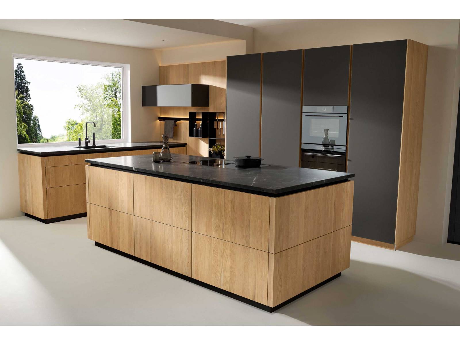 Ganz ohne Griffe kommt die neue Küche «Pur» daher. Die ausgeklügelten und fein gearbeiteten Griffmulden sorgen für eine puristische und schlichte Küchenarchitektur und ermöglichen gleichzeitig ein einfaches Öffnen von Drehtüren, Kästen und Auszügen. Design: Sebastian Desch. TEAM7.