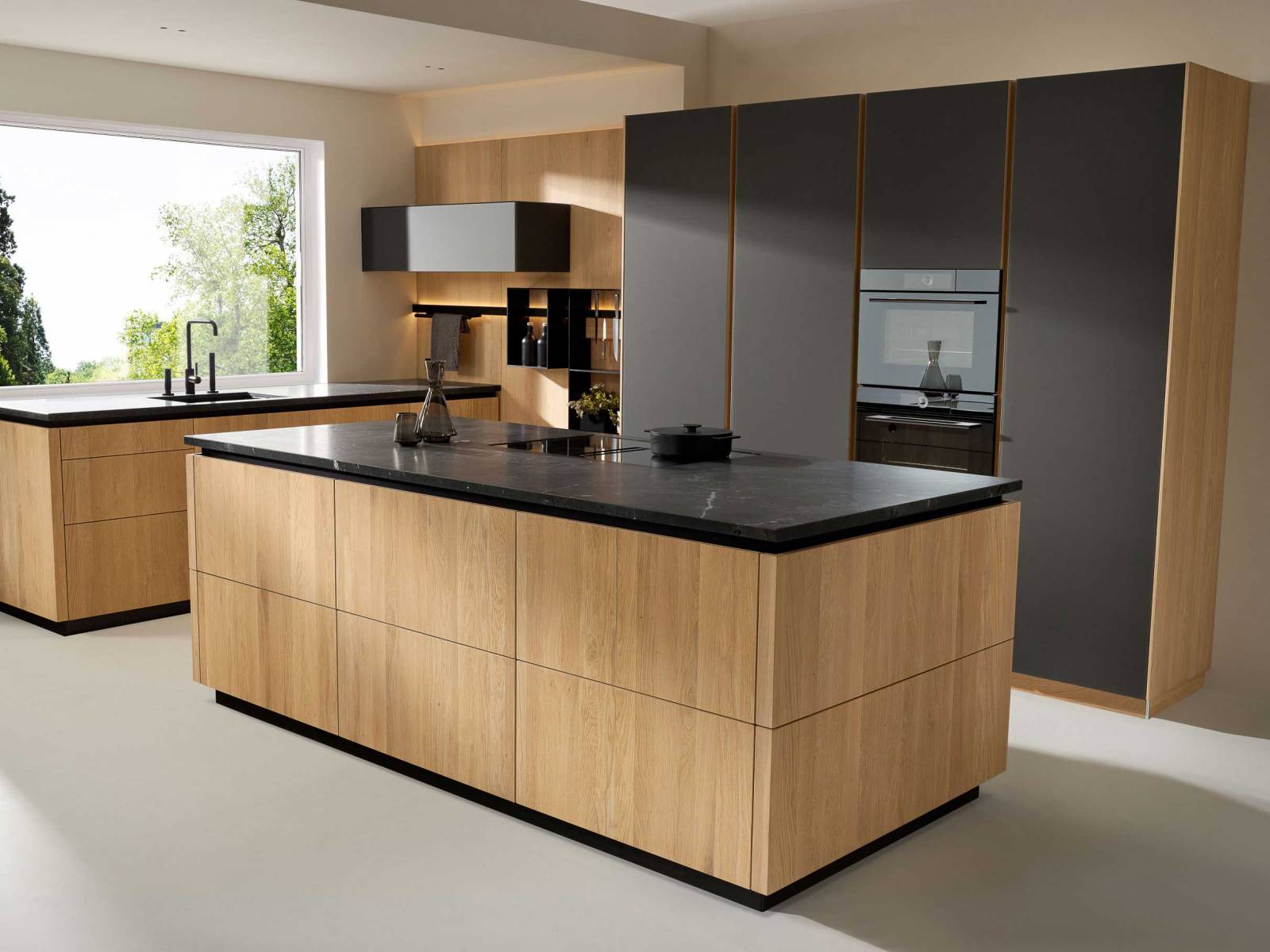 Ganz ohne Griffe kommt die neue Küche «Pur» daher. Die ausgeklügelten und fein gearbeiteten Griffmulden sorgen für eine puristische und schlichte Küchenarchitektur und ermöglichen gleichzeitig ein einfaches Öffnen von Drehtüren, Kästen und Auszügen. Design: Sebastian Desch. TEAM7.