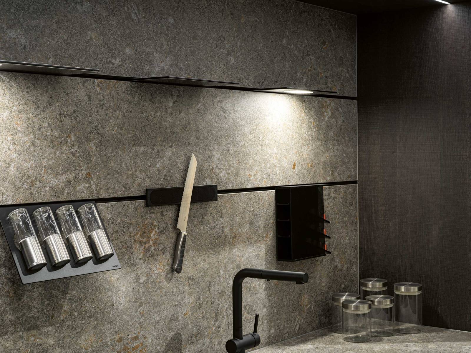 Individuell und hochwertig sind bloss zwei Synonyme für die Küchen des Schweizer Unternehmens, das mit der Wahl einzigartiger, nachhaltiger Materialien nicht nur Küchen schafft, sondern berühren will. In diesem Beispiel hier kommt unter anderem das Rückwandsystem «The Wall» zum Einsatz, bei dem jede Einheit auf Kundenwünsche angepasst werden kann. Foto: André Herger. OREA.