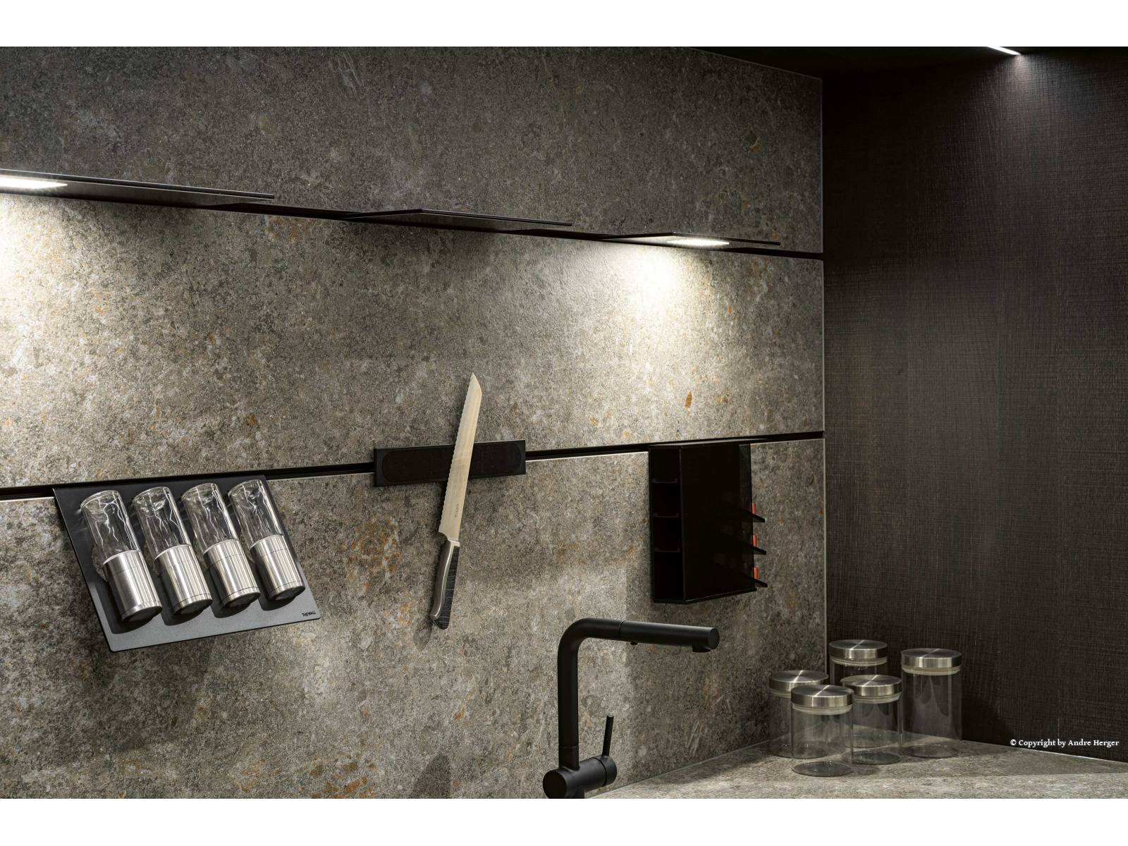 Individuell und hochwertig sind bloss zwei Synonyme für die Küchen des Schweizer Unternehmens, das mit der Wahl einzigartiger, nachhaltiger Materialien nicht nur Küchen schafft, sondern berühren will. In diesem Beispiel hier kommt unter anderem das Rückwandsystem «The Wall» zum Einsatz, bei dem jede Einheit auf Kundenwünsche angepasst werden kann. Foto: André Herger. OREA.