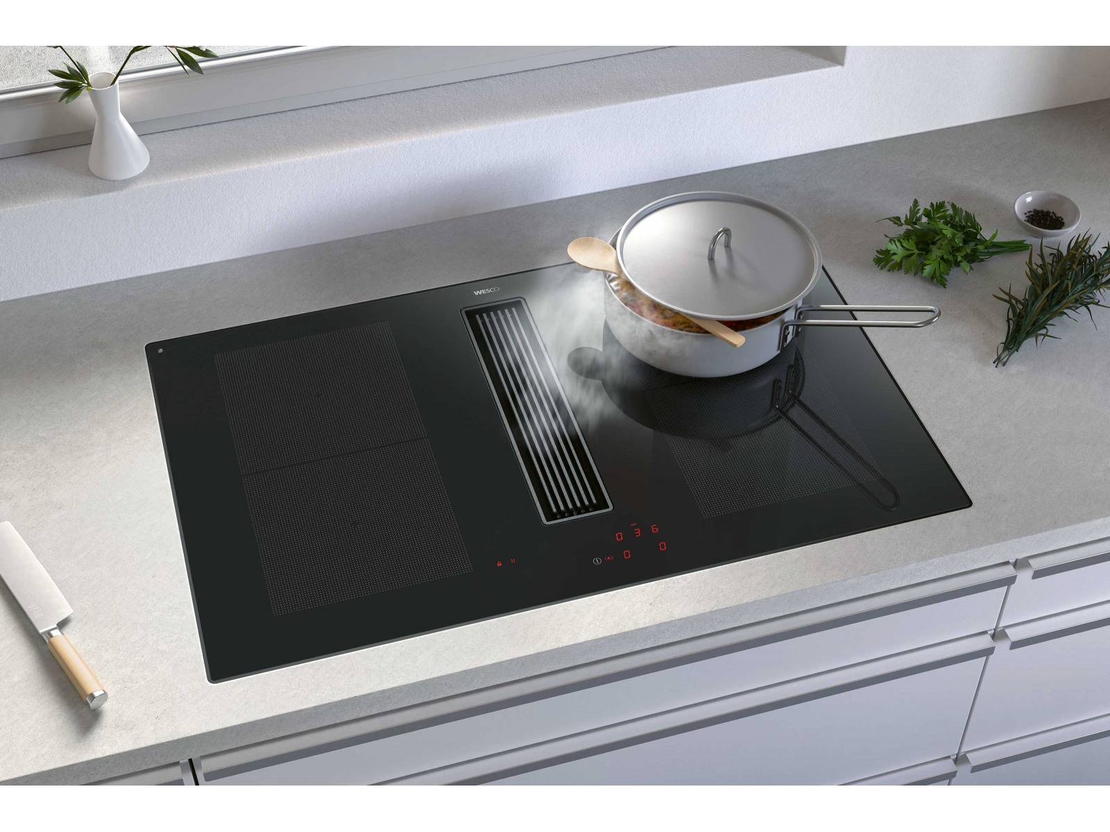 Wer es minimalistisch mag und auf eine sperrige Dunstabzugshaube verzichten will, dem sei «Piana» ans Herz gelegt. Hier kommt der Dunstabzug direkt im Induktionskochfeld daher, das rahmenlos in die Küchenabdeckung eingebaut werden kann. Zur Auswahl stehen die Modelle «Piana Compact» und «Piana Start» (im Bild). WESCO.