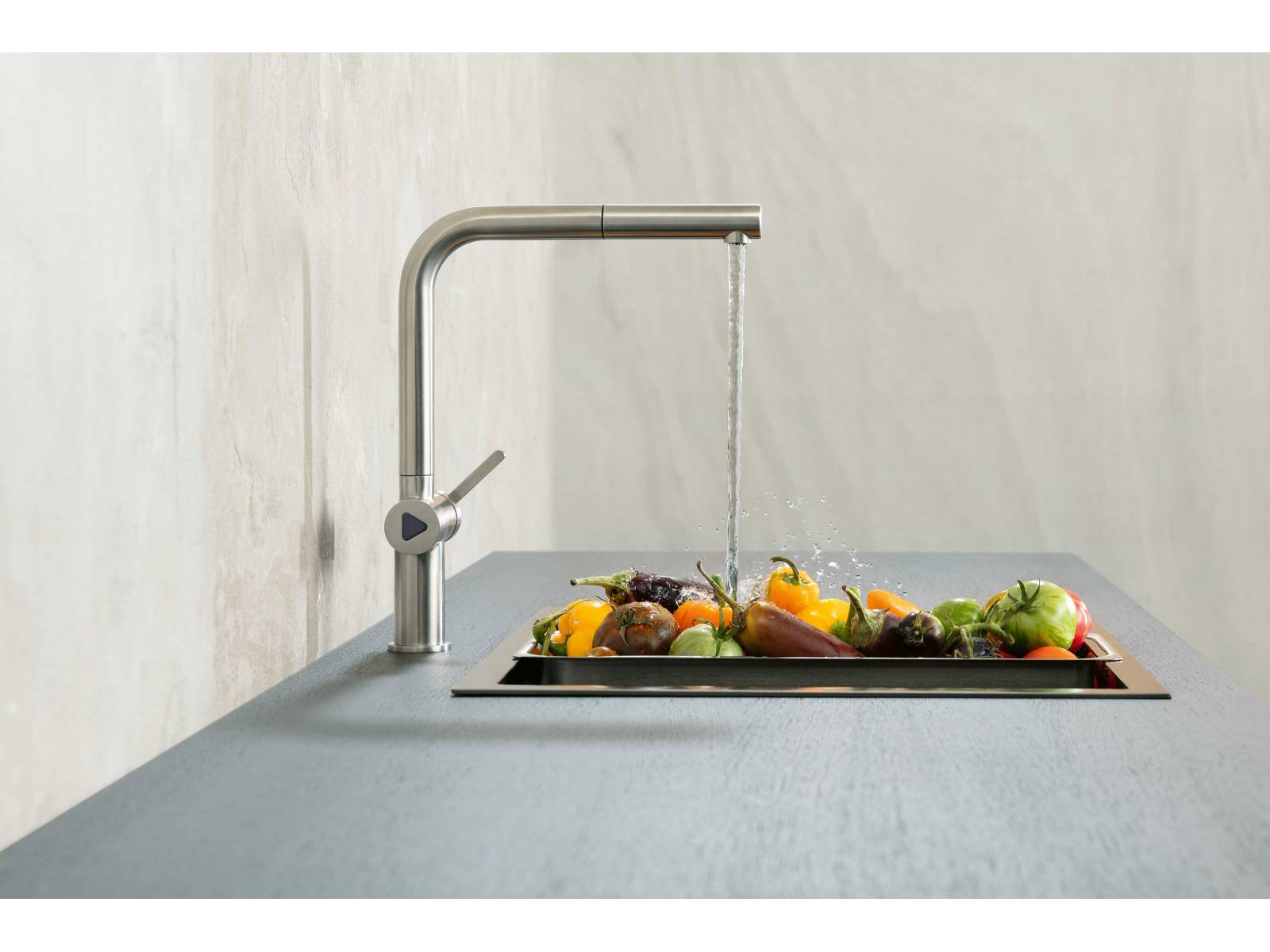 Die im letzten Jahr erfolgreich lancierte Küchen­armatur «Bevo E» gibt es neu mit einer hybriden Bedienung. Damit lässt sich der Wasserfluss völlig berührungslos durch einen Wink aktivieren und ebenso automatisch wieder stoppen. KWC.