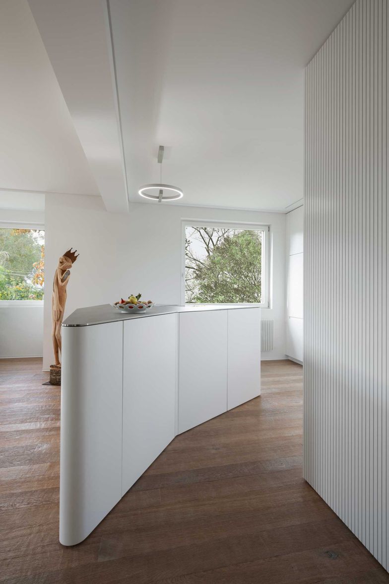 Diese Küche denkt mit. Die Raumaufteilung sitzt perfekt, die ­sanften Rundungen lassen alles fliessend wirken. Massgefertigte Details zeigen, wie viel Handwerk und Qualität in der Schweizer Manufaktur aus Bühler stecken. elbau.ch