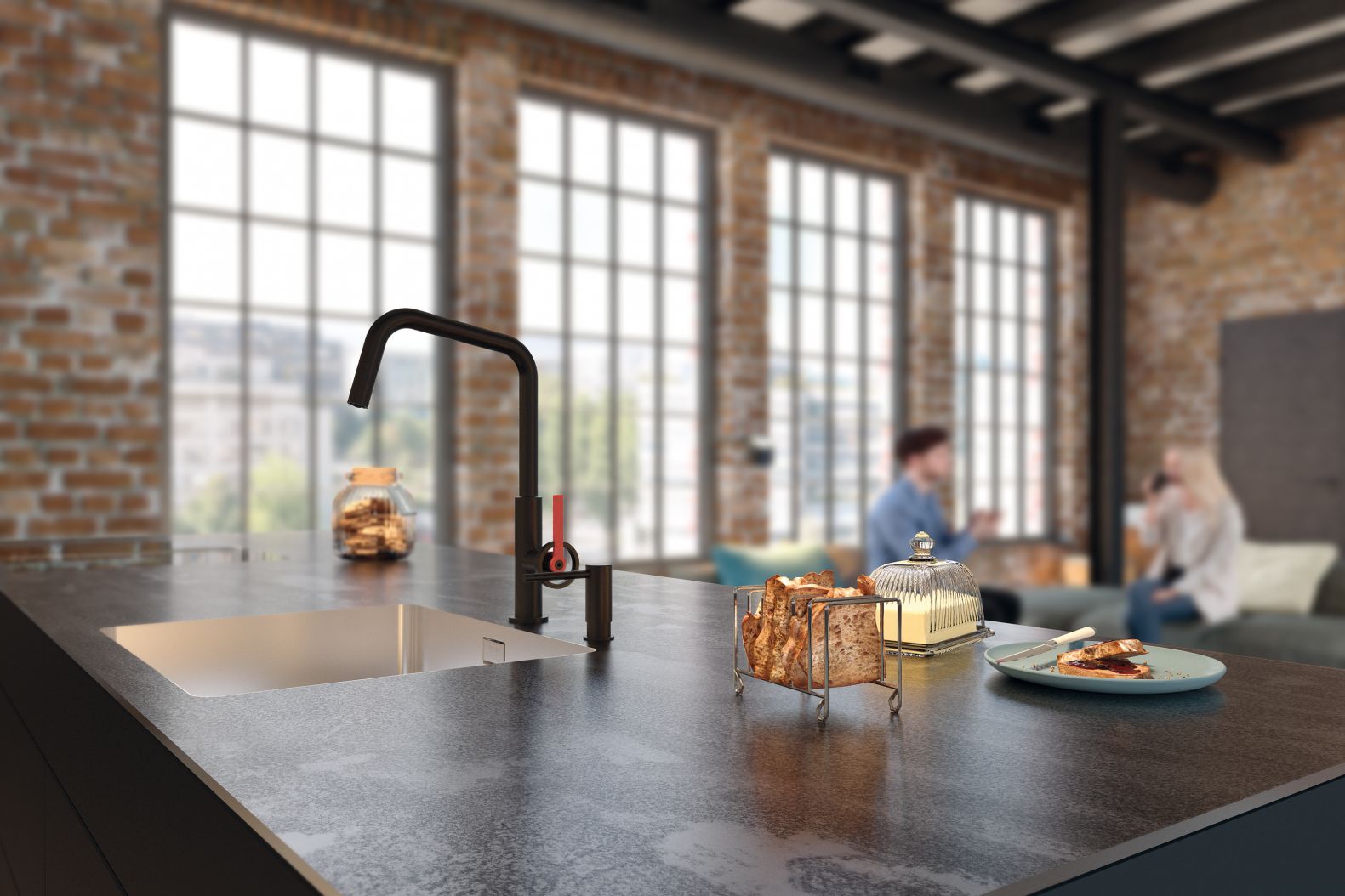 Einzelstücke: «Black Range» heissen die neuen Edelstahlabdeckungen für Küchenoberflächen. Deren zentrales Gestaltungselement ist die schwarze Zunderschicht, die sich beim Walzprozess des Edelstahls bildet und so aus jeder Platte ein echtes Einzelstück macht. Gibt es in zwei Ausführungen. Im Bild: «Black Range Industrial». SUTER.