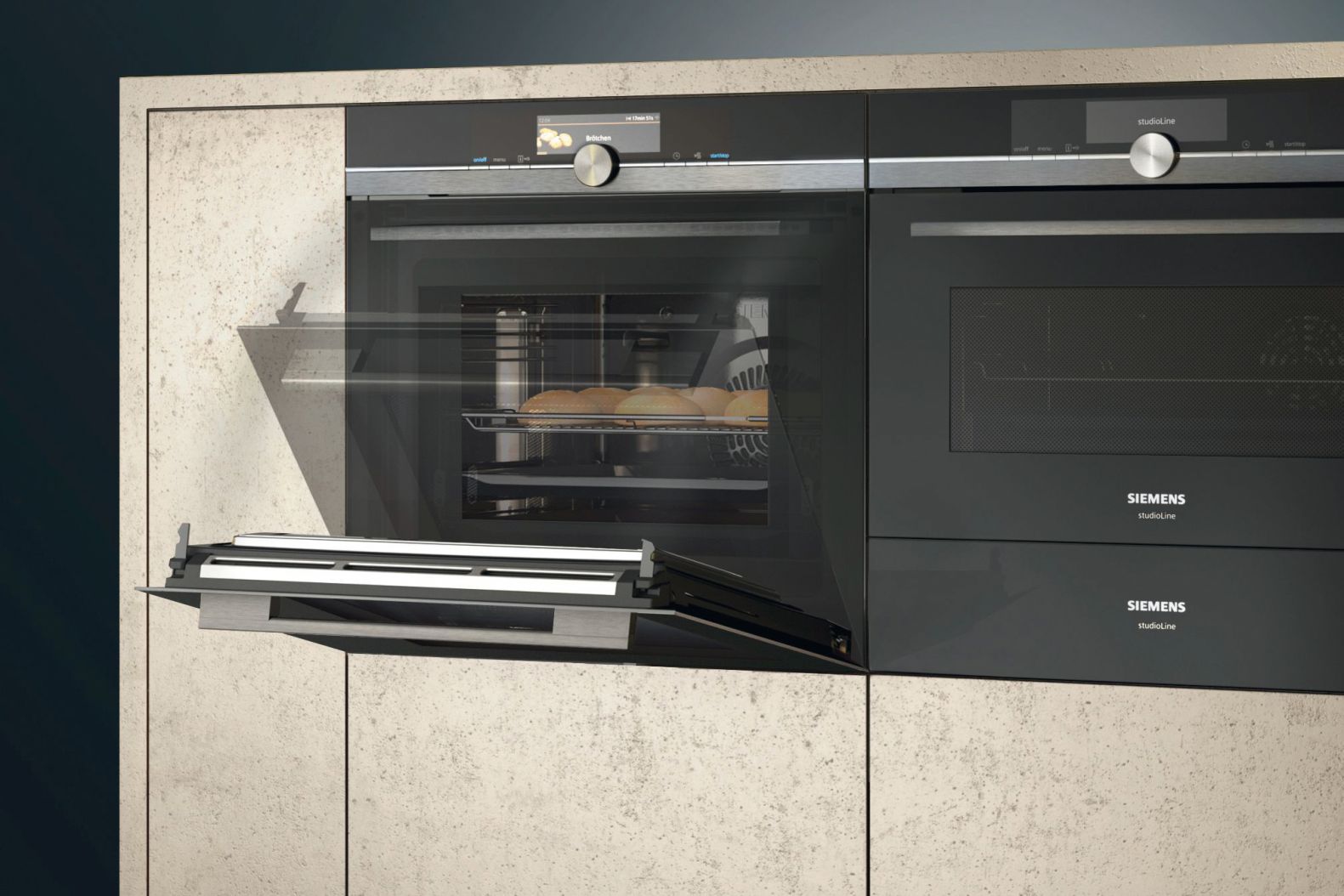 Sprachgesteuert: Es ist der erste Backofen, der auf Kommando seine Tür öffnet – dank Sprachbefehl, der via markenübergreifender Home Connect App gesteuert werden kann. Doch nicht nur bei den Backöfen ist die Sprachsteuerung möglich, sondern auch bei den meisten vernetzten Siemens Hausgeräten wie Kochherden, Geschirrspülern, etc. SIEMENS-HOME.BSH-GROUP.