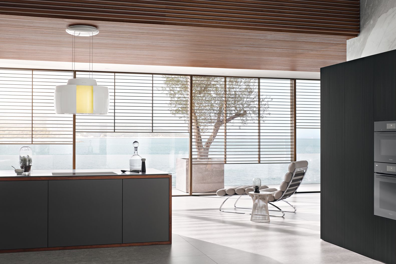 Kraftvoll und leise: Was ausschaut wie eine stimmungsvolle Leuchte, ist in Wirklichkeit die neue Dunstabzugshaube «Aura 4.0 Ambient». Sie ist an vier filigranen Stahlseilen aufgehängt und saugt effektiv und leise den Kochdunst ab. Einzigartig ist die Möglichkeit, sie mit drei verschiedenen Aromen zu ergänzen, die den Raum in einen zarten Duft tauchen. Darüber hinaus können verschiedene Lichtstimmungen eingestellt werden. MIELE.