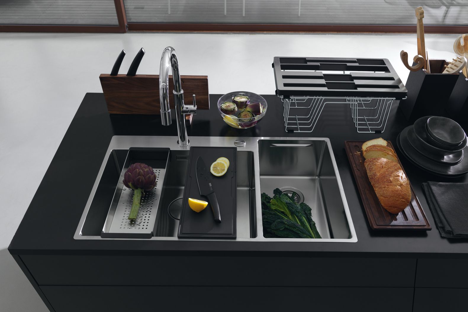 Organisationstalent: Für Ordnung in der Küche sorgt das multifunktionale «Box Center», das die wichtigsten Küchenhelfer direkt an der Spüle griffbereit hält. Zugleich ist es platzsparend, unsichtbar und hygienisch in einem zweiten Becken verstaut. Zur Box gehören Abtropfbecken, Messerblock, Schneidebretter und Geschirr-Abtropfgitter. FRANKE.