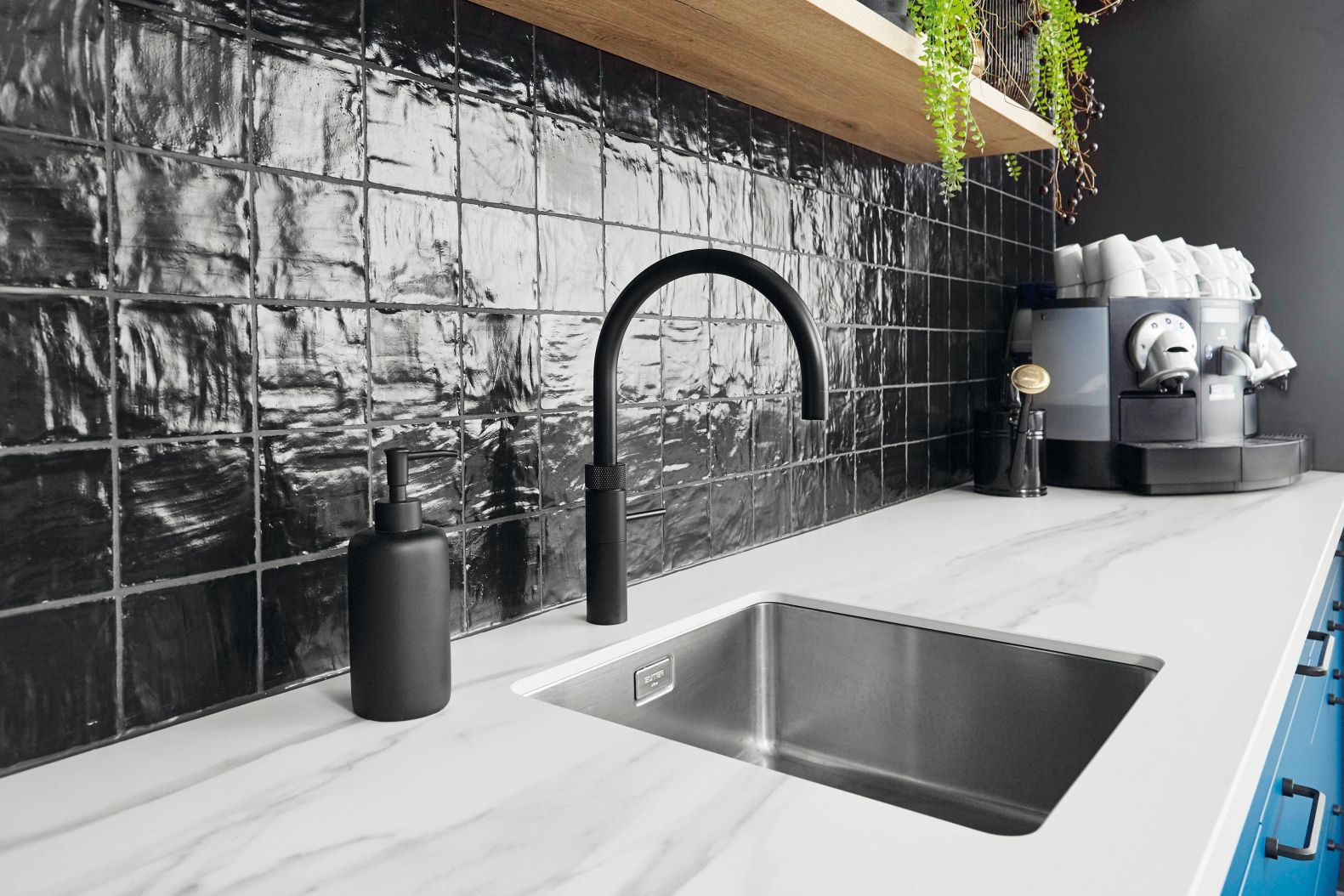 Langlebigkeit: Verschiedene hochwertige Materialien wie Holz, Stahl und Stein verleihen dieser Küche eine spannende Optik. Dabei ist sie gleichermassen auf Langlebigkeit und einfachen Unterhalt ausgerichtet und lässt sich deshalb ideal auch als betriebliche Pausenküche nutzen. SABAG.