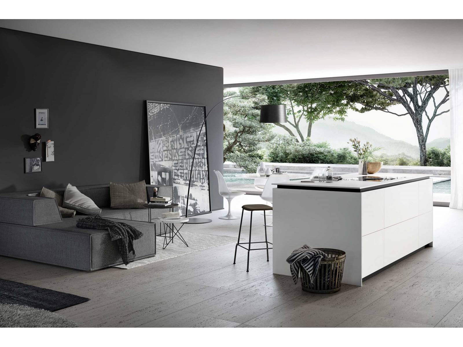 Schwarz und Weiss liegen wieder im Trend. Hier schön umgesetzt mit der Küche «+Segmento Y», die sich mit drei Worten beschreiben lässt: grifflos, geradlinig und pur. Ein weiteres Detail ist das Distanzprofil, das farblich abgesetzt ist und so die filigran wirkende Abdeckplatte schweben lässt. Die Küche ist ausschliesslich in Schwarz, Weiss oder Grau erhältlich. POGGENPOHL.