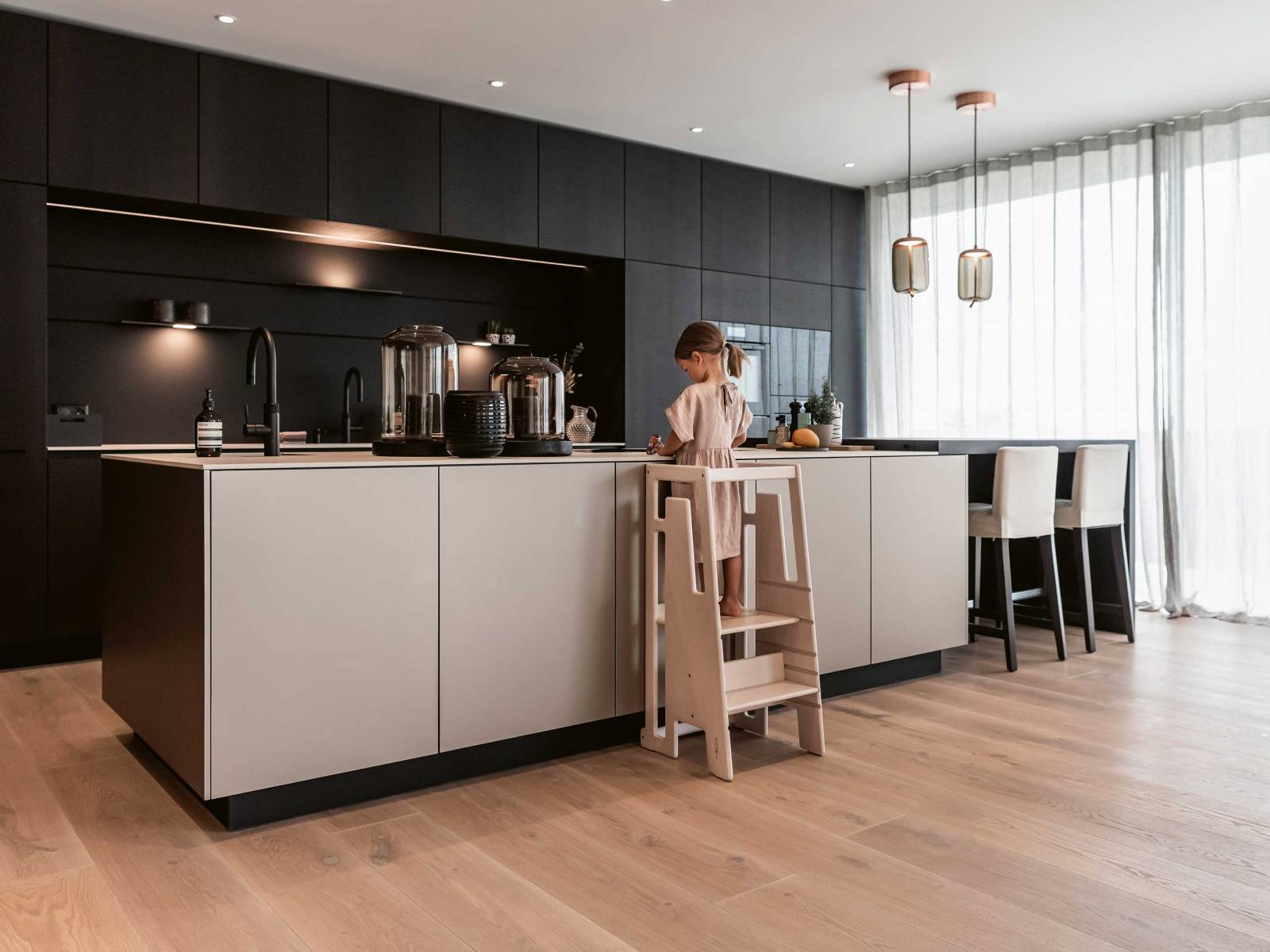 Gleich zweimal kommt hier das innovative Rückwandsystem «The Wall» zum Einsatz — in der Nische sowie als Wandverkleidung. Es kann in verschiedenen Materialien individuell angepasst und mit Licht, Accessoires und technischem Zubehör ergänzt werden. Foto: Isabelle Kade Fotografie. OREA.