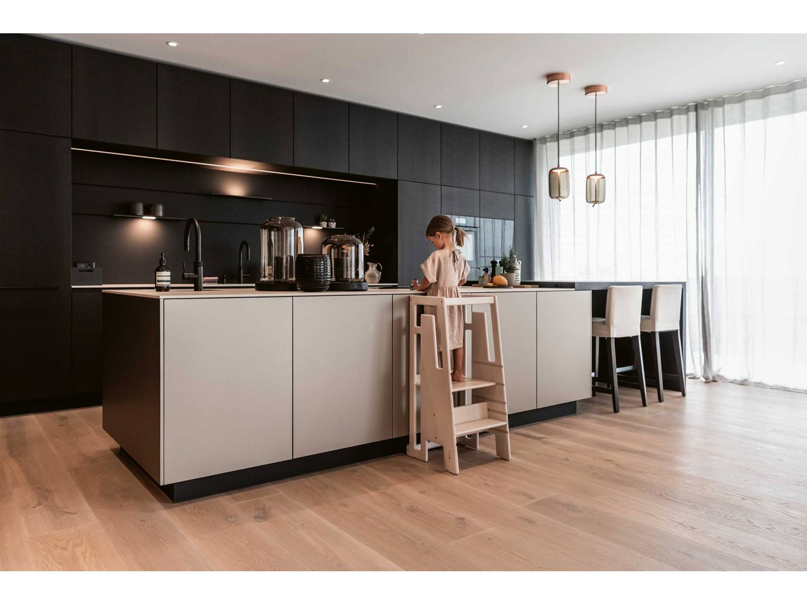 Gleich zweimal kommt hier das innovative Rückwandsystem «The Wall» zum Einsatz — in der Nische sowie als Wandverkleidung. Es kann in verschiedenen Materialien individuell angepasst und mit Licht, Accessoires und technischem Zubehör ergänzt werden. Foto: Isabelle Kade Fotografie. OREA.