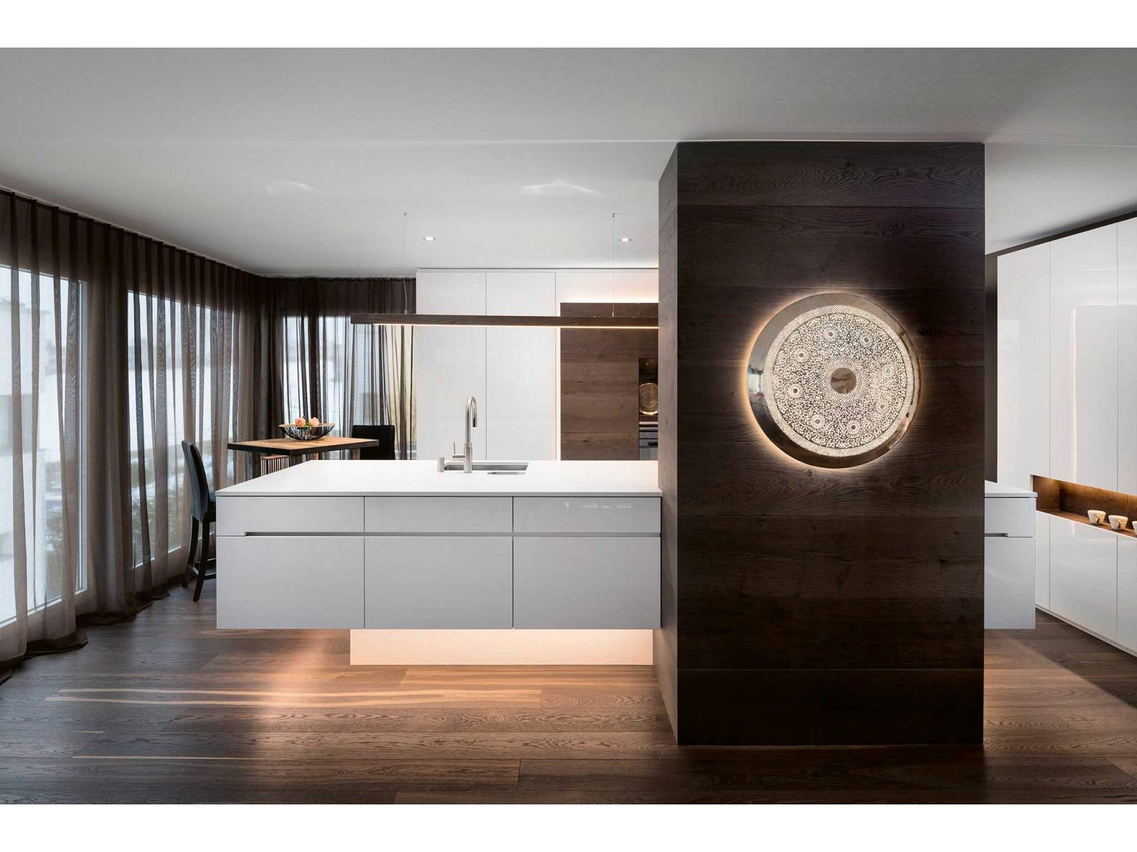 Nicht nur Küchen, sondern den gesamten Innenraum zu gestalten ist die Passion dieses Unternehmens. Ausgehend von den persönlichen Vorstellungen der Kunden, werden Konzepte erstellt, geplant und bis zur Ausführung gebracht. ROLF ZÜRCHER AG.