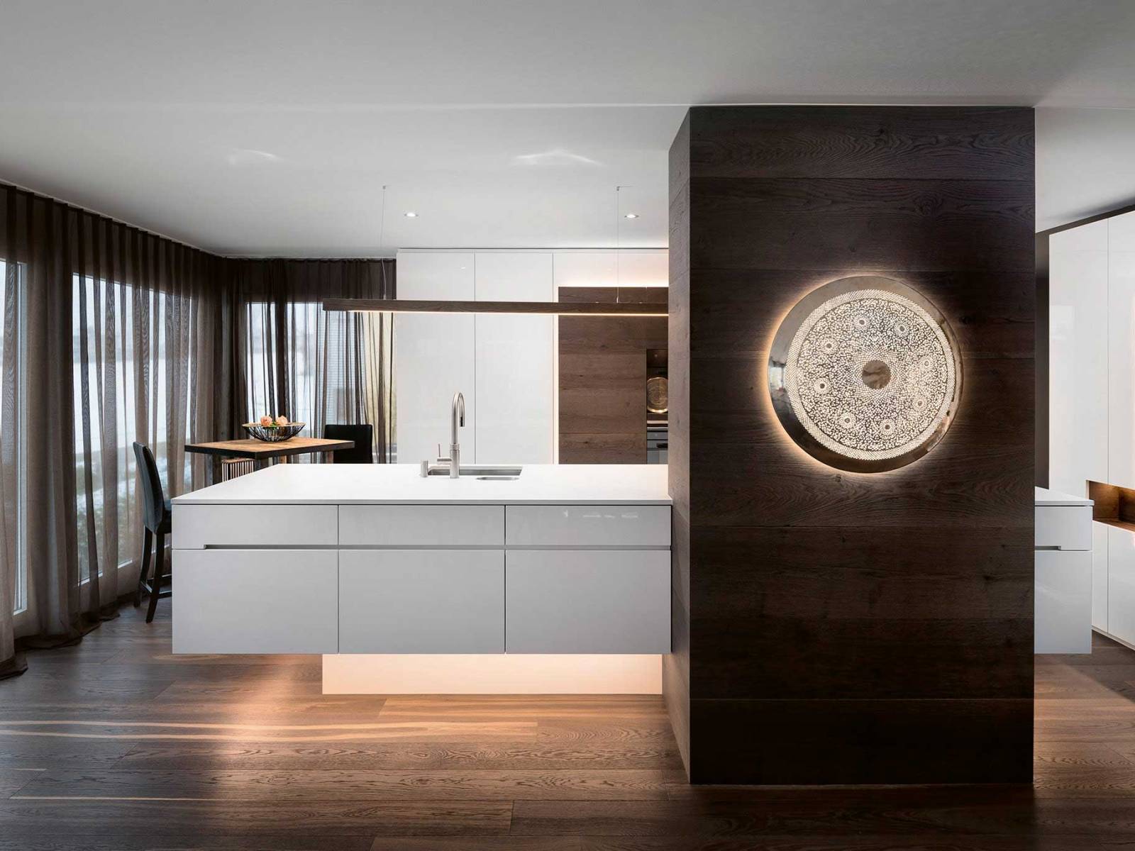 Nicht nur Küchen, sondern den gesamten Innenraum zu gestalten ist die Passion dieses Unternehmens. Ausgehend von den persönlichen Vorstellungen der Kunden, werden Konzepte erstellt, geplant und bis zur Ausführung gebracht. ROLF ZÜRCHER AG.