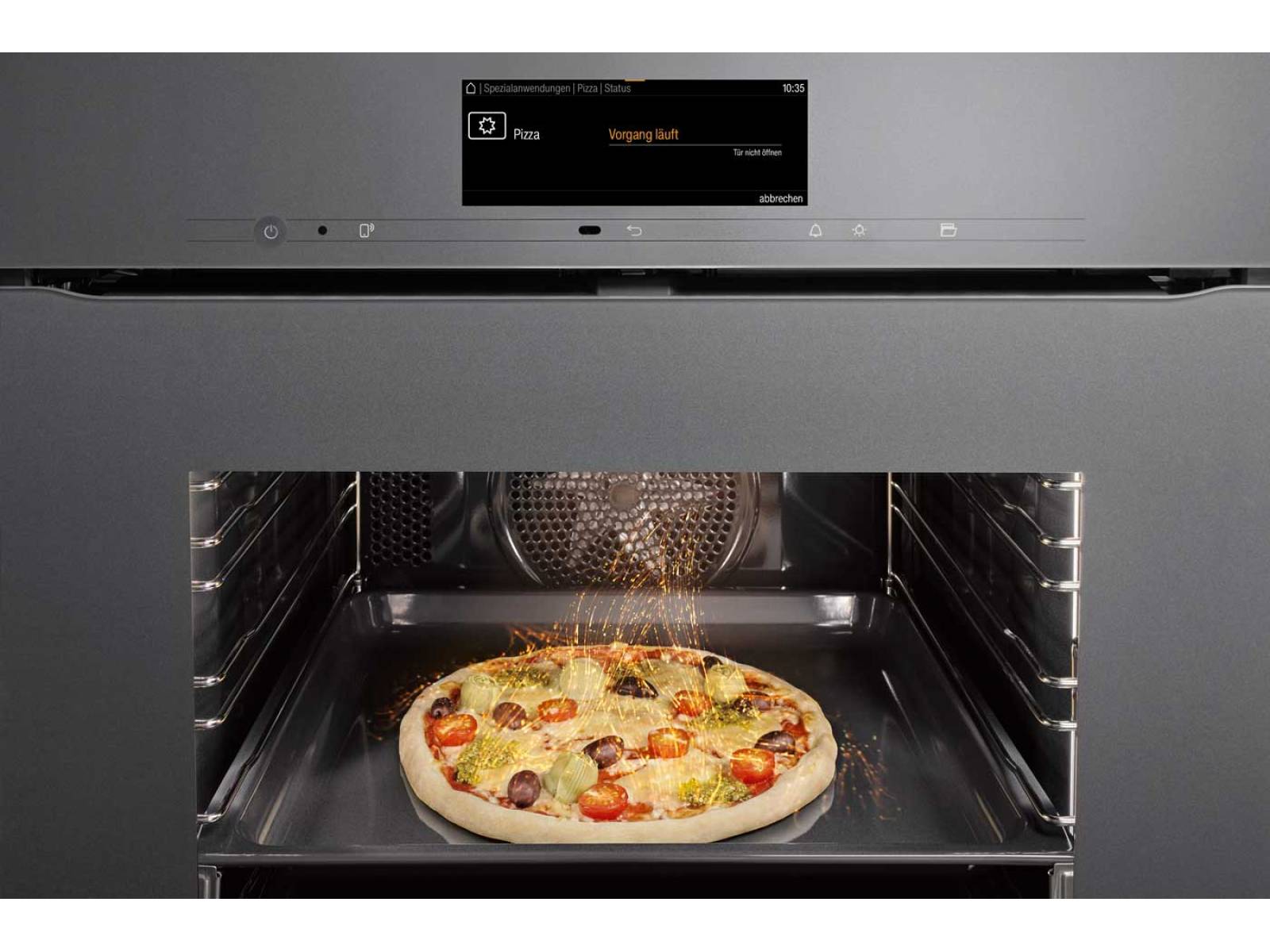 Fast wie vom Pizzaiolo — denn mit der neuen Spezialanwendung Smart Browning Control erkennt eine im Backofen eingebaute Kamera über die Bräunung, wann die Pizza perfekt gebacken und genussbereit ist. MIELE.