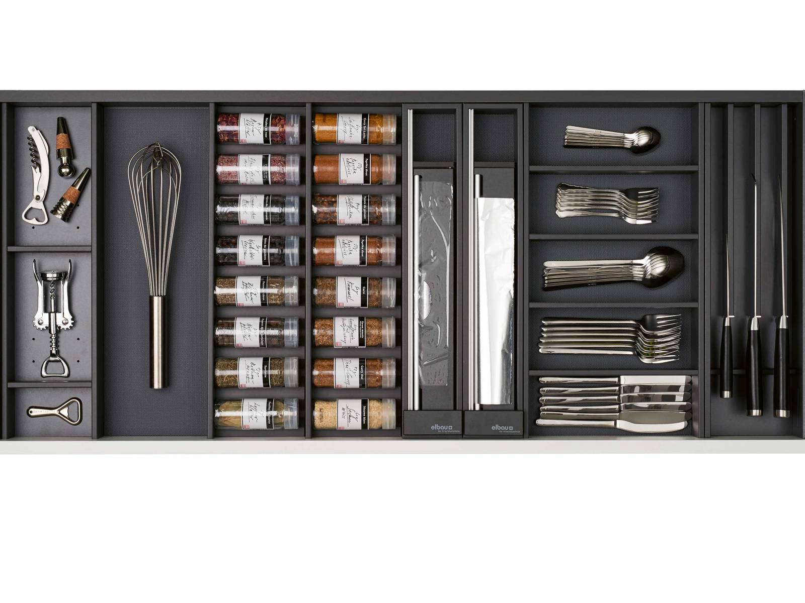 Ordnung muss sein — auch in der Küchenschublade. Mit dem innovativen Einteilungssystem von Elbau ist das gar nicht schwer. Ein Schubladenkonfigurator erleichtert das Zusammenstellen der individuell stimmigen Einteilungen und lässt in aller Ruhe ausprobieren, überlegen und nochmals umstellen. ELBAU.
