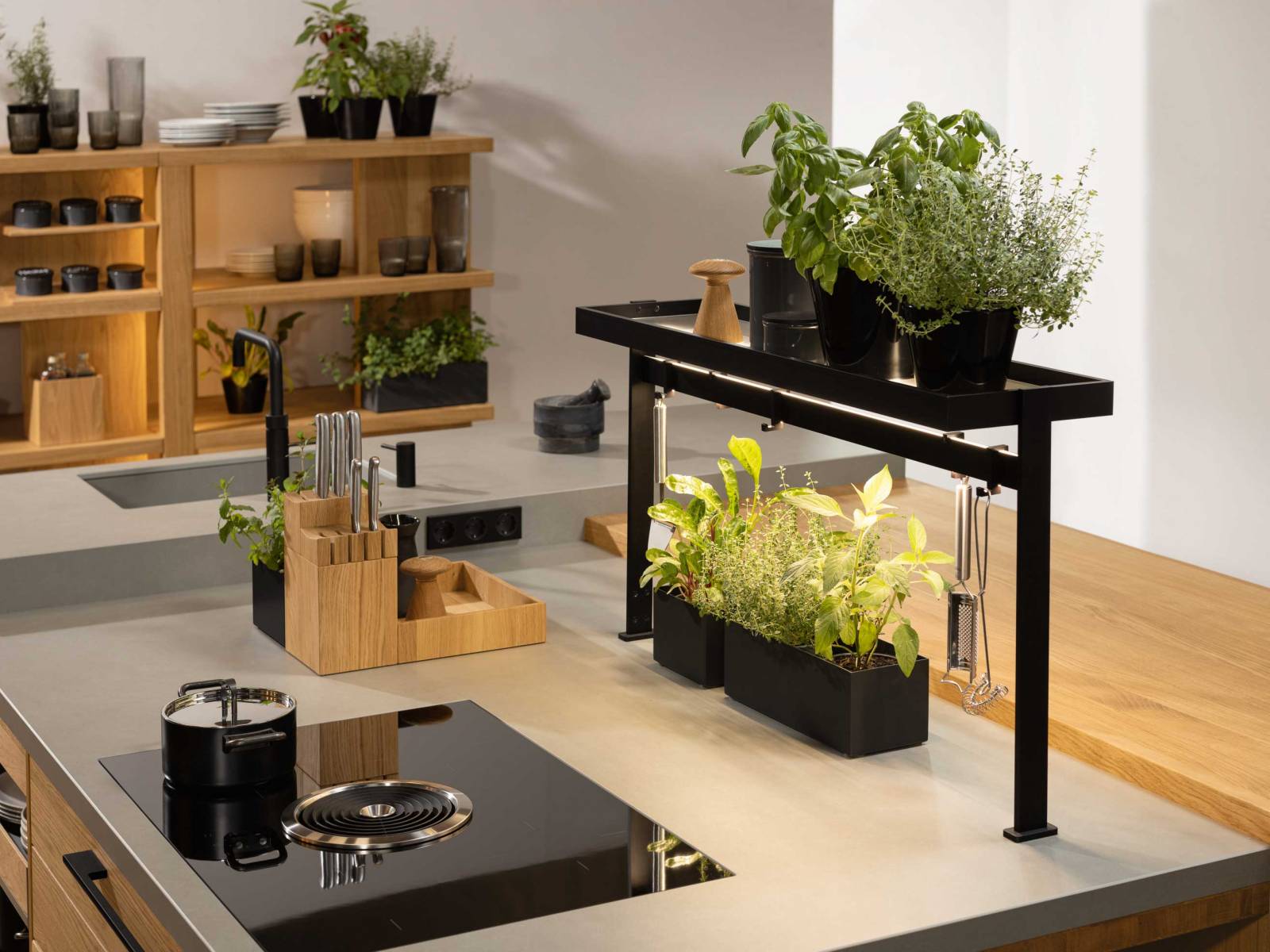 Die neue «Echt.Zeit»-Küche interpretiert den Industrial Style auf ganz eigene Weise und vereint modern verarbeitetes Naturholz mit cleveren Funktionen. Die Kücheninsel zum Beispiel verfügt über drei ergonomisch angeordnete Arbeitsbereiche und ist rundum zugänglich, was das gemeinsame Kochen zum Happening macht. Design: Sebastian Desch. TEAM7.