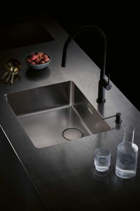 Beim verdeckten Ablauf «Desino» befindet sich das Auffangsieb für Speisereste unsichtbar unter der Edelstahl-Abdeckung. Die formschöne Lösung ist in ausgewählten Becken der Modellreihe «Daneo» erhältlich. Lieferbar ab August 2021. SUTER INOX.