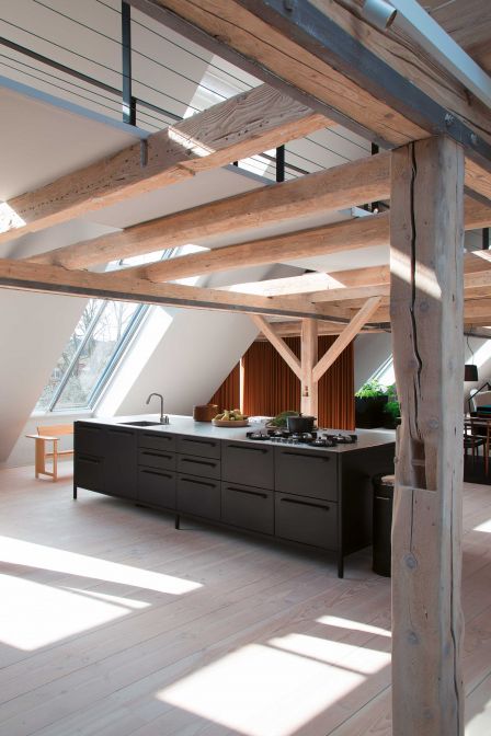 Dass ein modulares Konzept auch bei Küchen funktionieren kann, beweist dieses Modell. Zur Auswahl stehen vier Module für Wand- oder Insellösungen, mit Sitzplatzmöglichkeiten und Hochschränken. In Schwarz, Grau und Weiss erhältlich. VIPP.