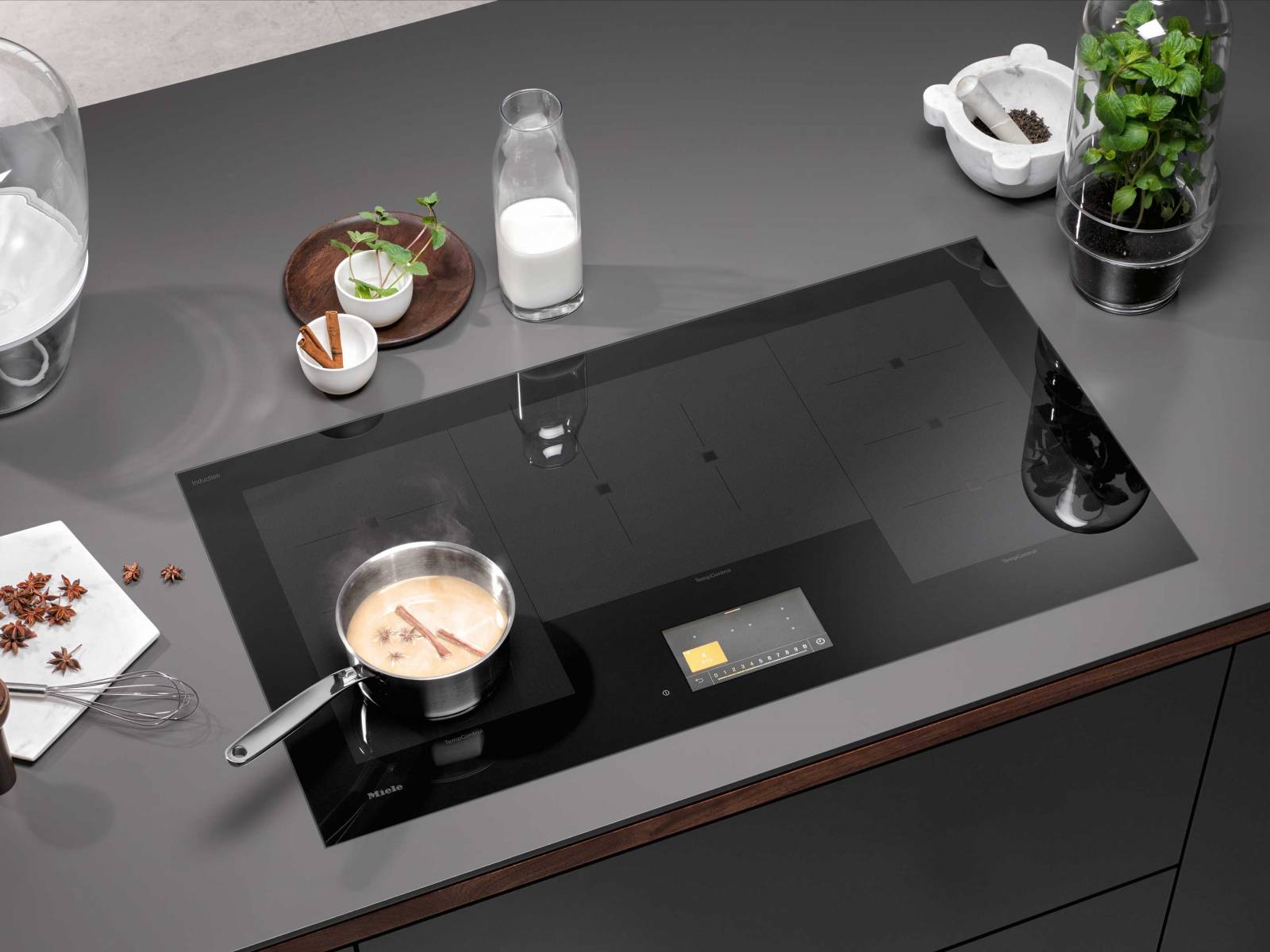 Das leistungsstarke Induktionskochfeld verfügt über drei «Power-Flex»-Bereiche für variables Kochen mit bis zu fünf Töpfen und Pfannen. Gesteuert wird es komfortabel über ein integriertes, sieben Zoll grosses Farbdisplay. Zur Verfügung stehen 23 Assistenzprogramme. MIELE.