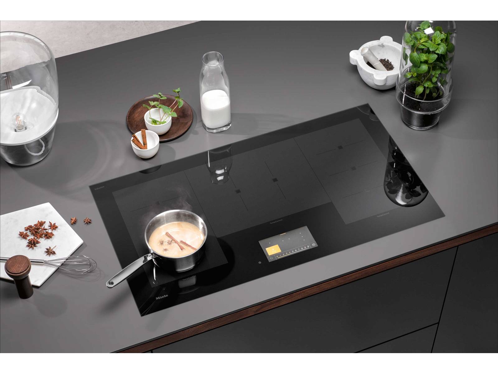 Das leistungsstarke Induktionskochfeld verfügt über drei «Power-Flex»-Bereiche für variables Kochen mit bis zu fünf Töpfen und Pfannen. Gesteuert wird es komfortabel über ein integriertes, sieben Zoll grosses Farbdisplay. Zur Verfügung stehen 23 Assistenzprogramme. MIELE.