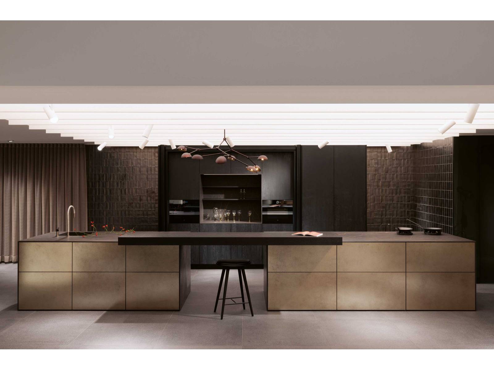 «The Treasure of Arthur» erstreckt sich in Form von zwei Kücheninseln mit visuell starken Keramikfronten, die über einen Bartresen miteinander verbunden sind, auf eine imposante Länge von sechs Metern. POGGENPOHL.